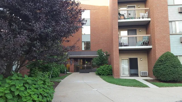 $3,000 | 4975 Washington Street, Unit 410, Boston, MA 02132