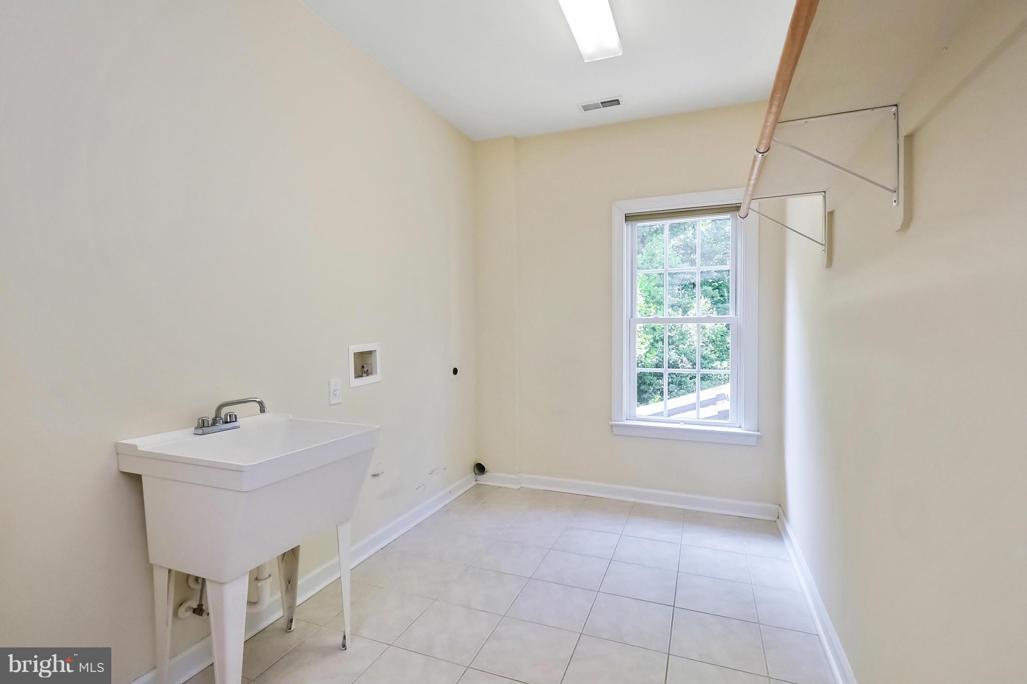 9 Johnson Mill Ridge Fredericksburg, VA 22406 - Photo 23 of 30 a bathroom with a sink a mirror and a bathtub