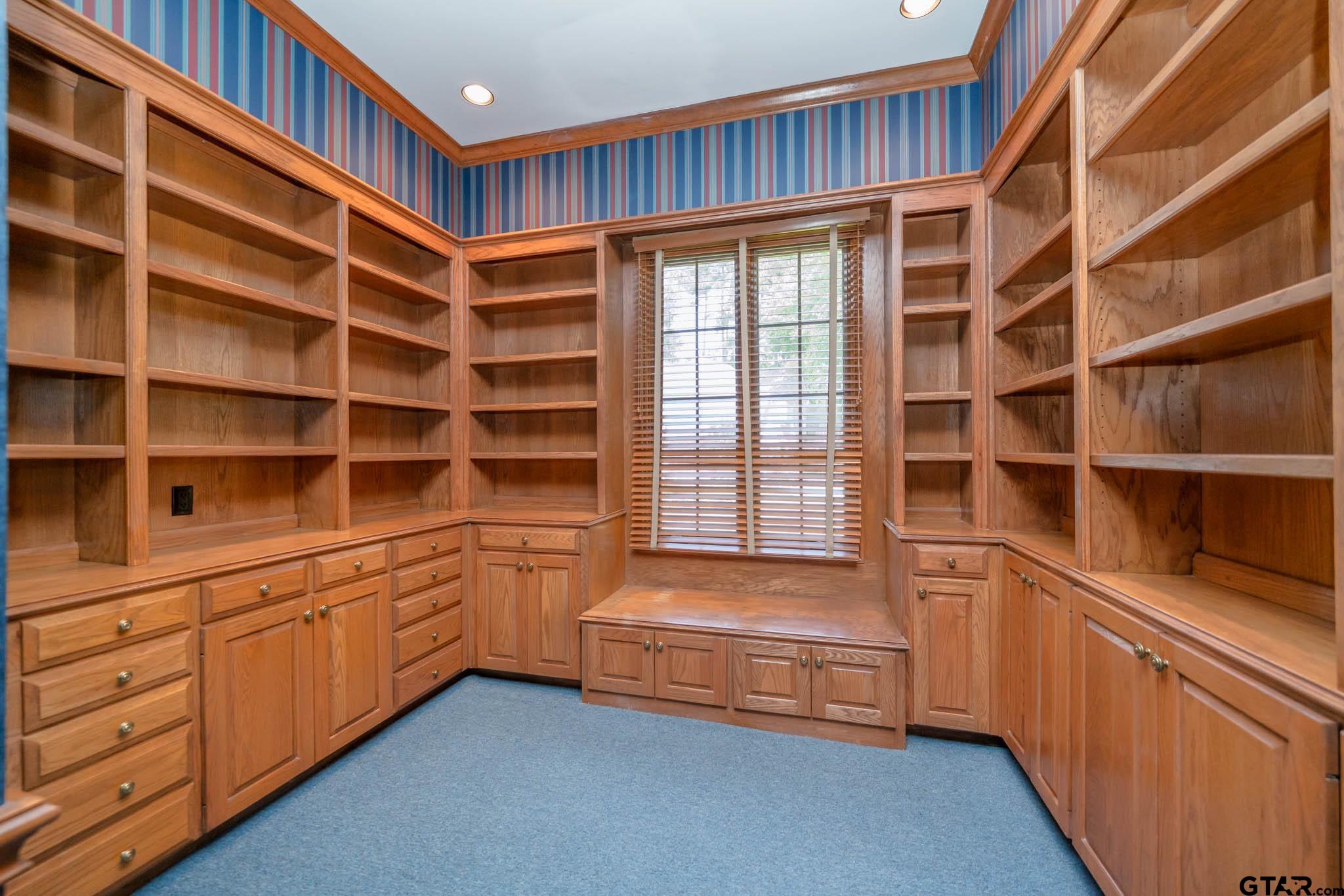 7 Summer Creek Way Longview, TX 75604 - Photo 18 of 48 a room with furniture and window