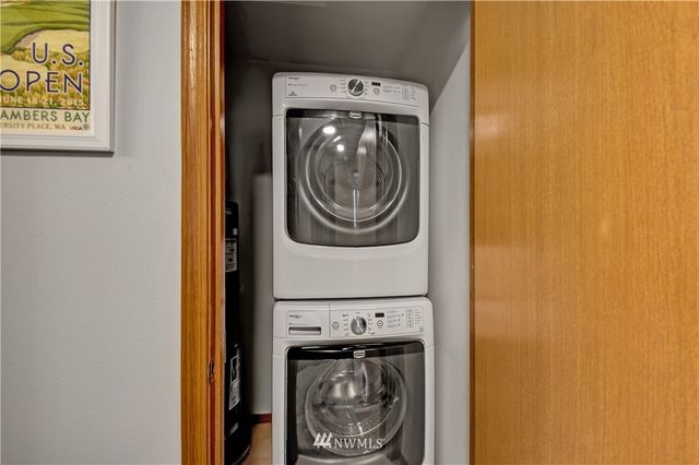 a close up view of a washer and dryer