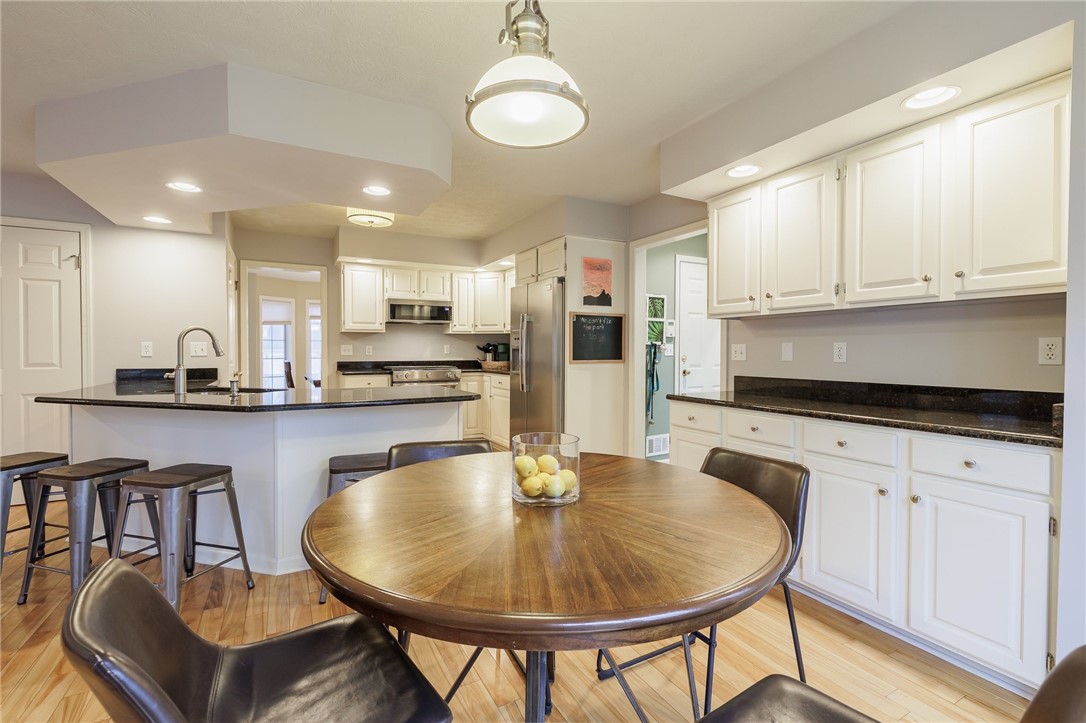 52 Valewood Run Perinton, NY 14526 - Photo 11 of 33 Casual Dining area