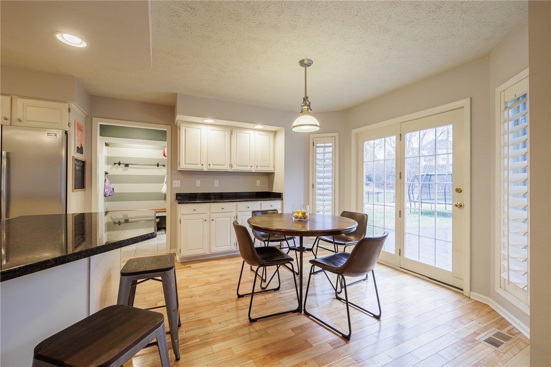 52 Valewood Run Perinton, NY 14526 - Photo 12 of 33 Access to Rear deck