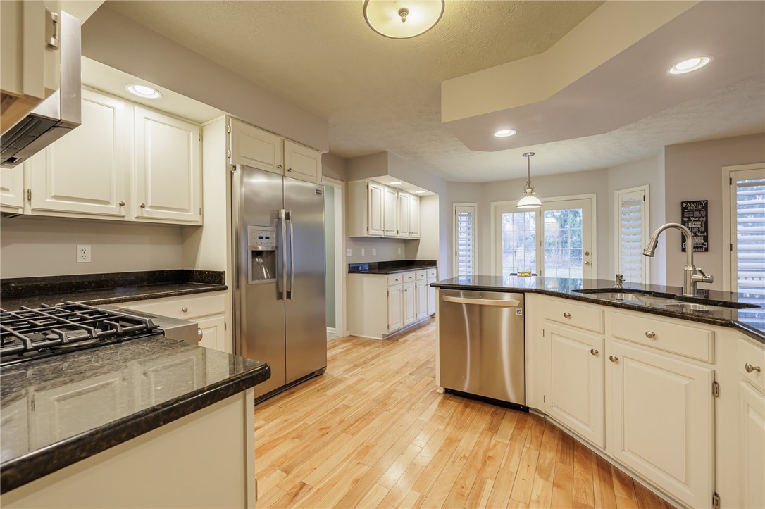 52 Valewood Run Perinton, NY 14526 - Photo 9 of 33 Kitchen