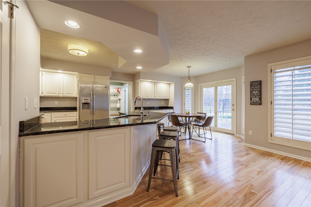 52 Valewood Run Perinton, NY 14526 - Photo 10 of 33 Breakfast Bar