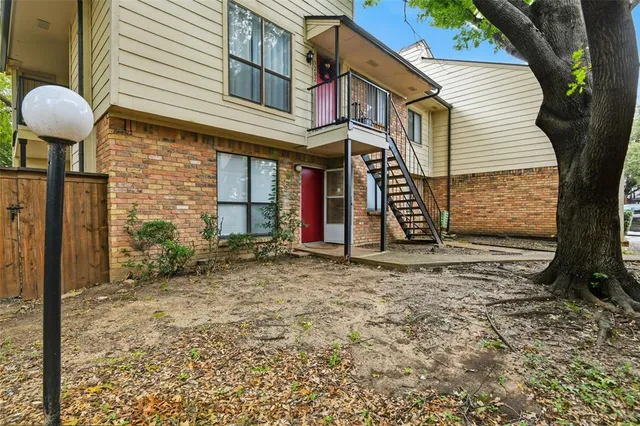 a view of a house with a backyard
