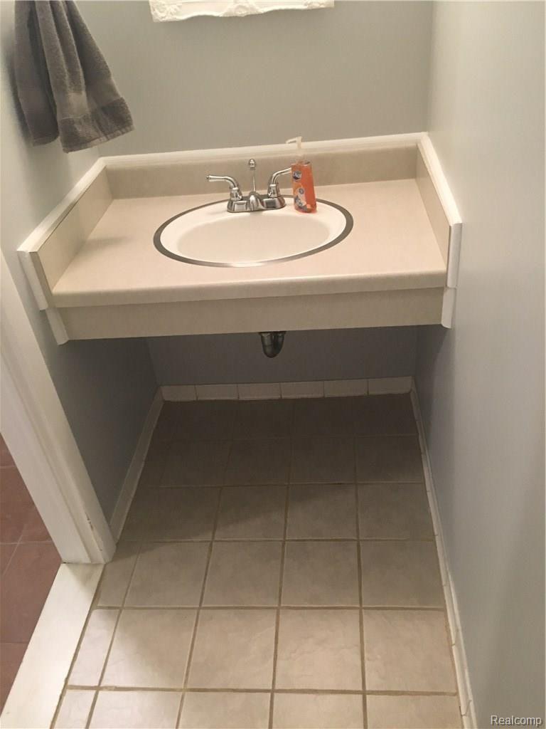 1687 Riverside Drive, Unit U14 Rochester, MI 48309 - Photo 35 of 50 Half bath