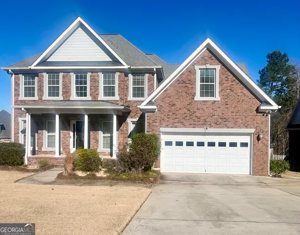 a view of a yard in front of house