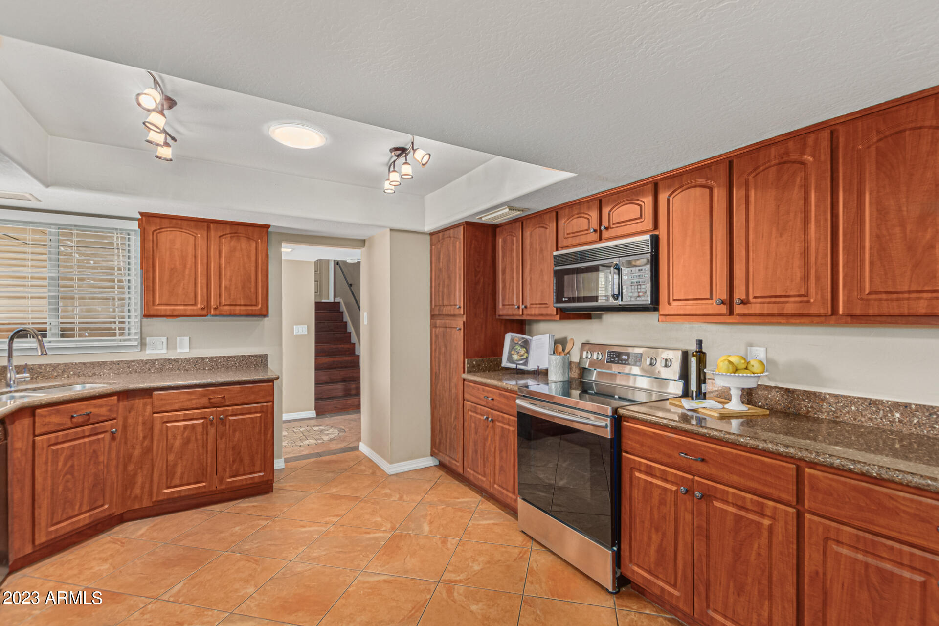 6740 South Terrace Road Tempe, AZ 85283 - Photo 20 of 43 Kitchen with Granite Countertops