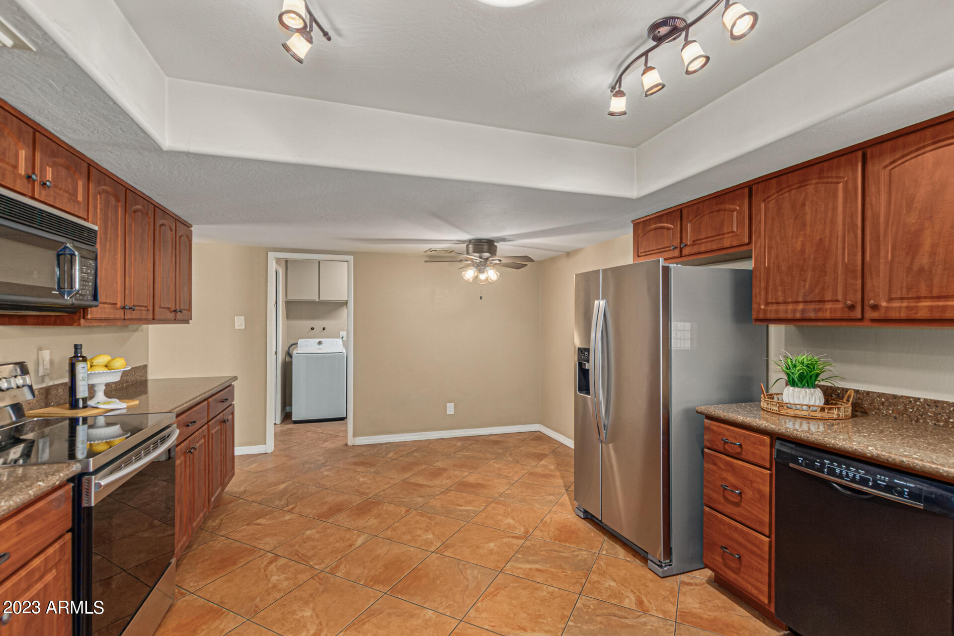 6740 South Terrace Road Tempe, AZ 85283 - Photo 21 of 43 Eat-In Kitchen