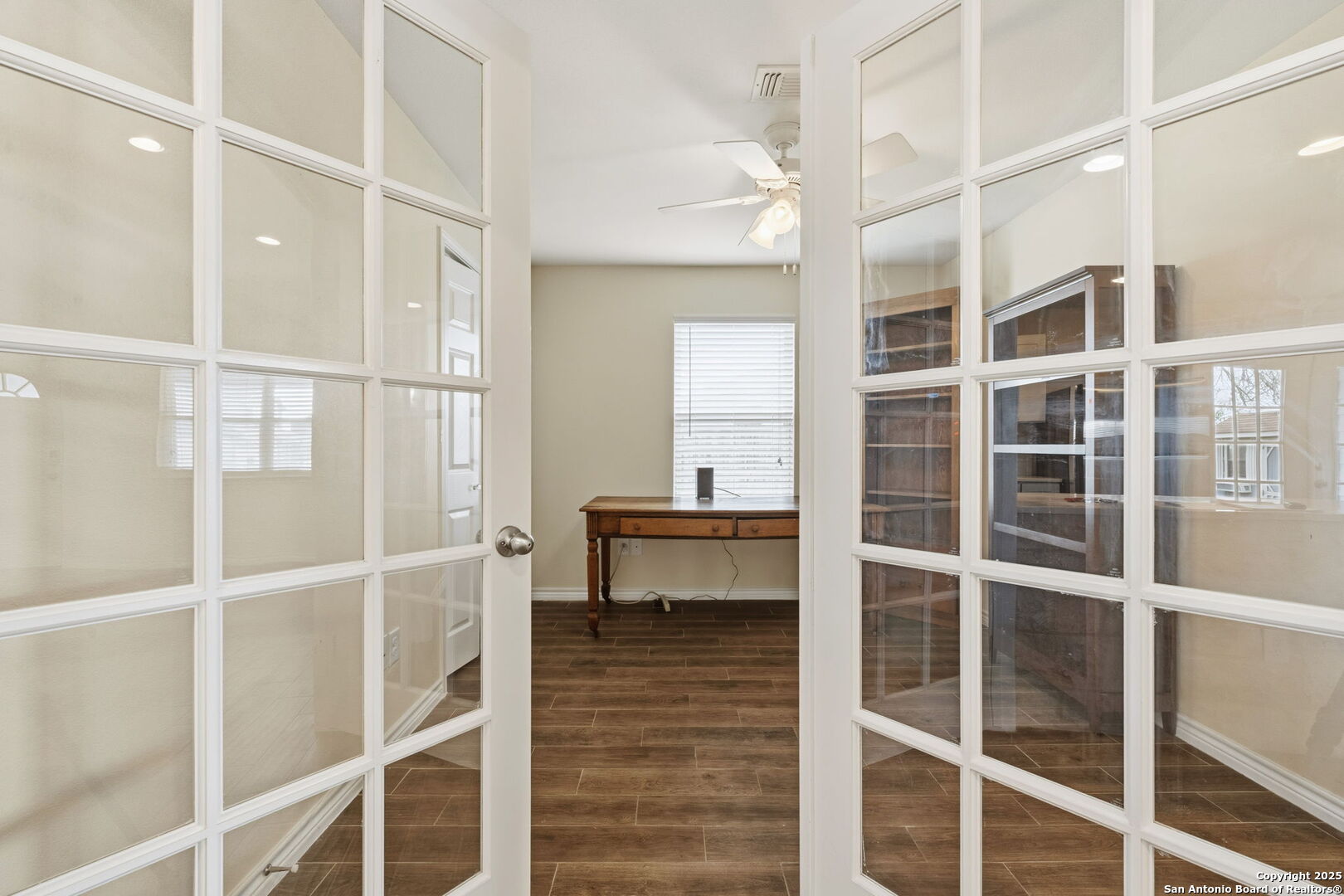533 Indian Jourdanton, TX 78026 - Photo 12 of 27 a view of a living room and windows