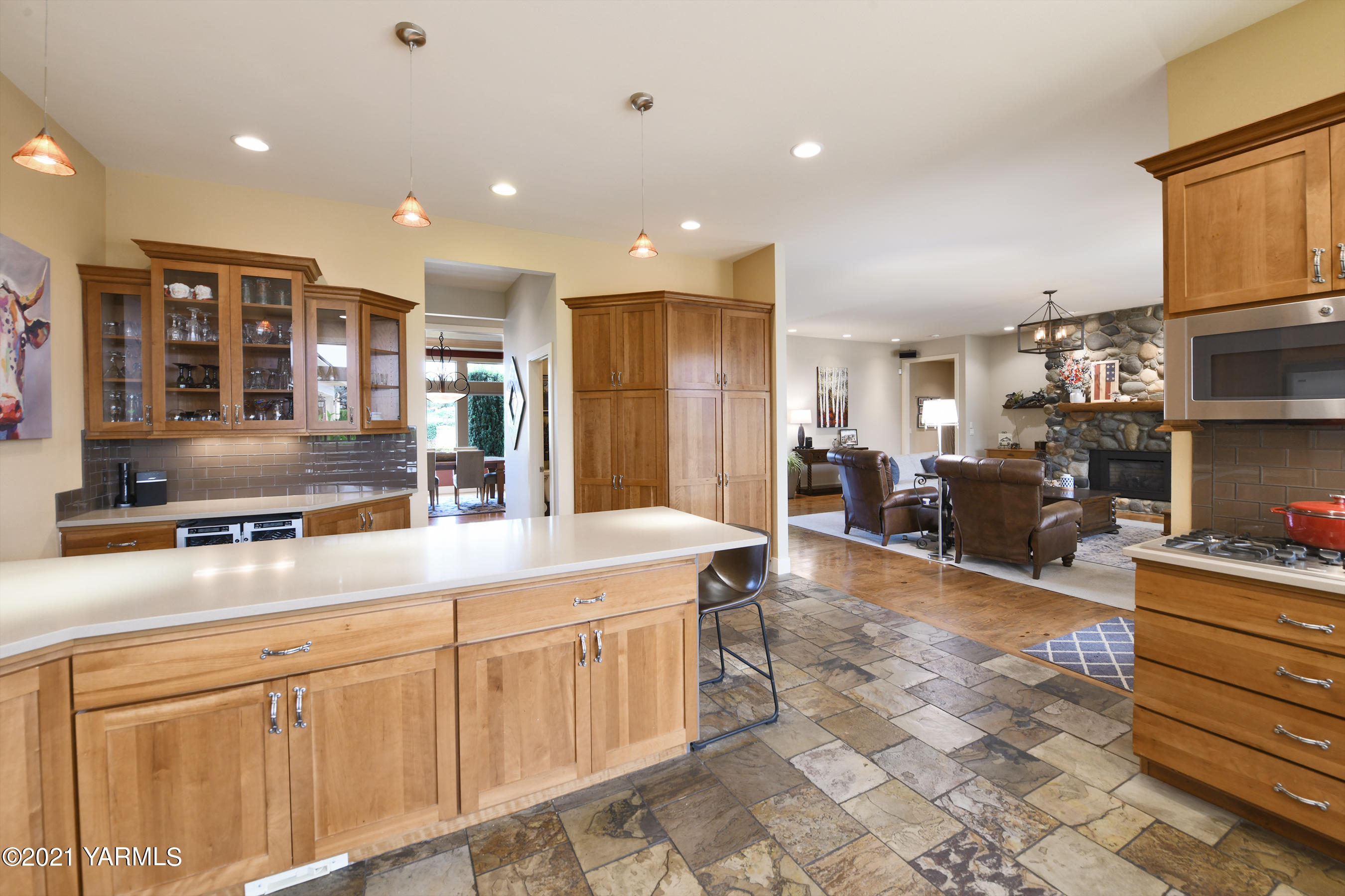 478 Pomona Heights Road Yakima, WA 98901 - Photo 11 of 60 a kitchen with counter top space cabinets and appliances