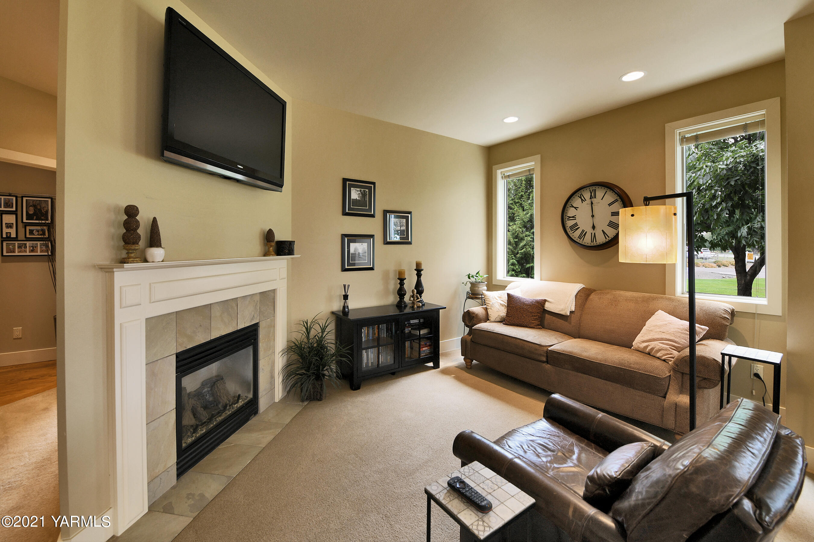 478 Pomona Heights Road Yakima, WA 98901 - Photo 19 of 60 a living room with furniture a fireplace and a flat screen tv