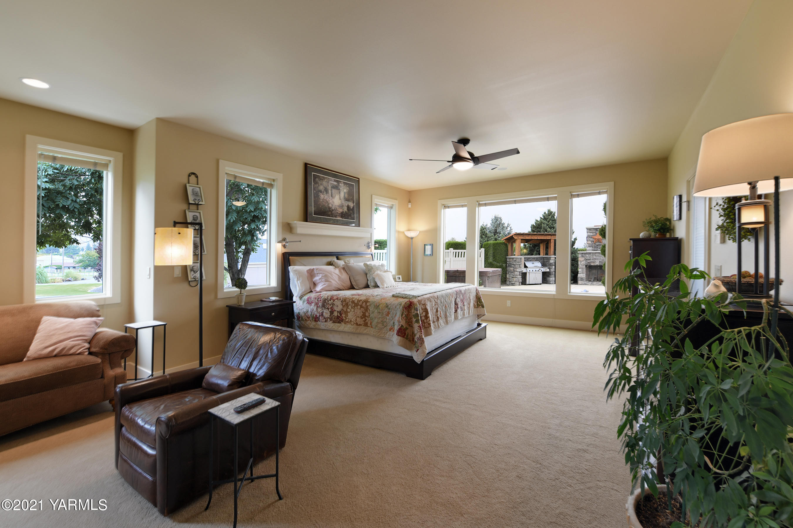 478 Pomona Heights Road Yakima, WA 98901 - Photo 20 of 60 a bedroom with furniture and a large window