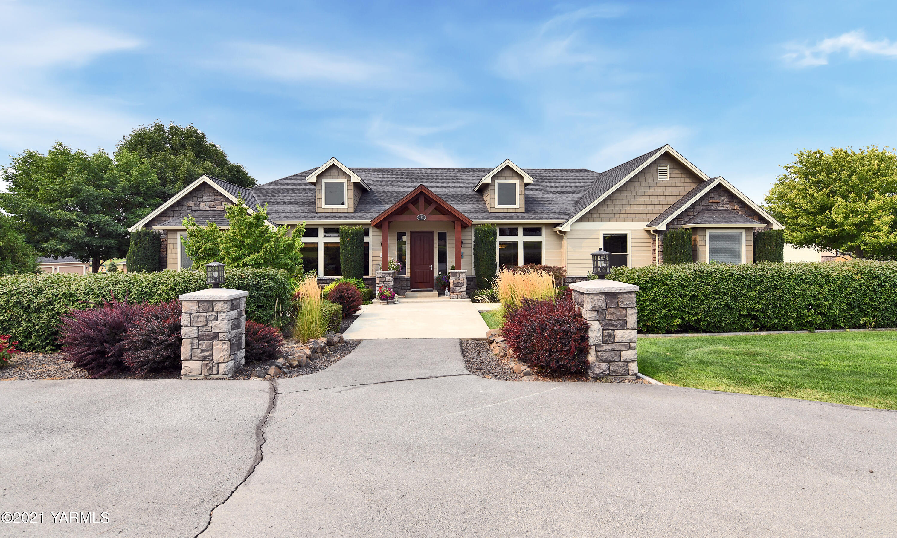 478 Pomona Heights Road Yakima, WA 98901 - Photo 2 of 60 a front view of a house with a garden