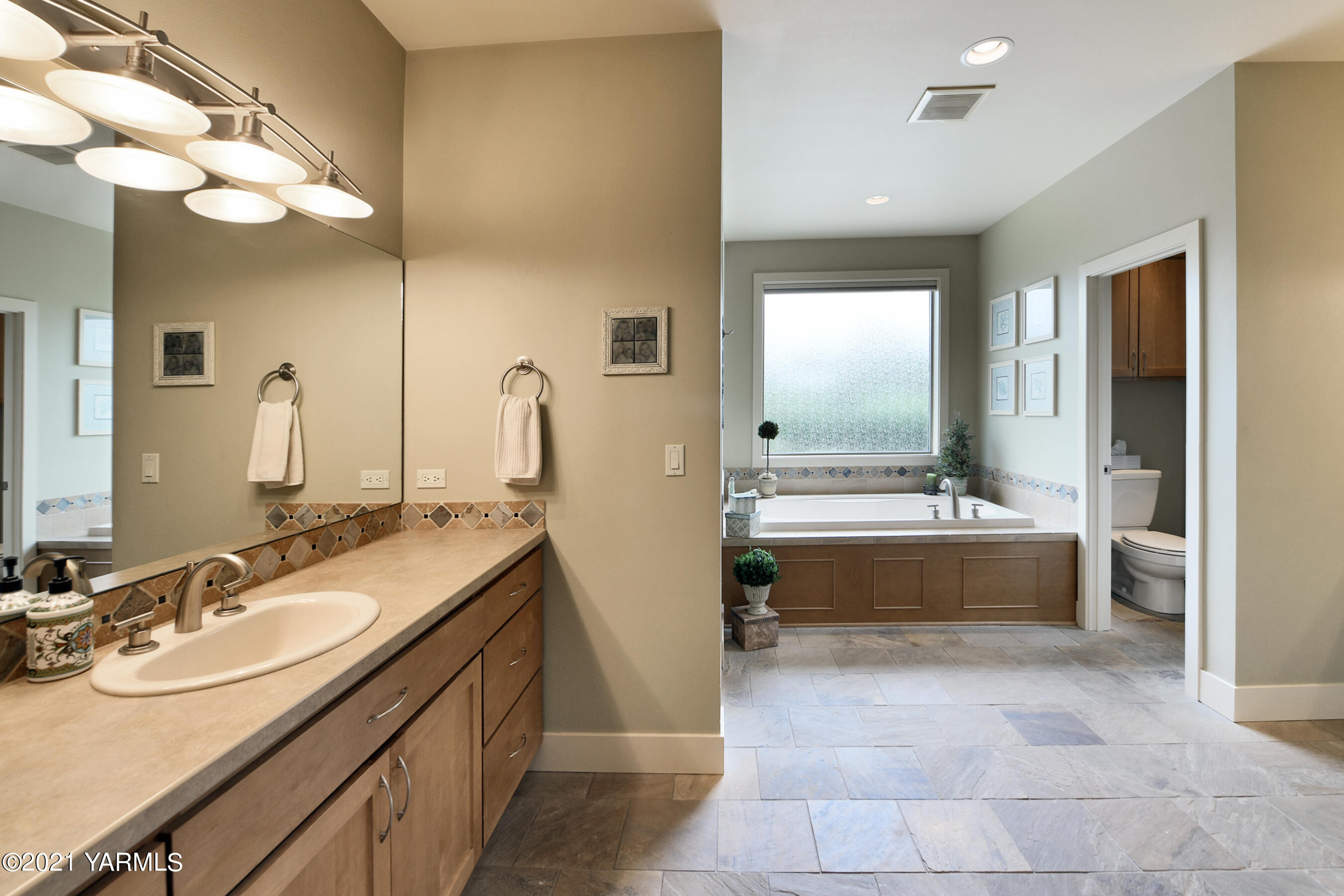478 Pomona Heights Road Yakima, WA 98901 - Photo 21 of 60 a bathroom with a tub sink and mirror
