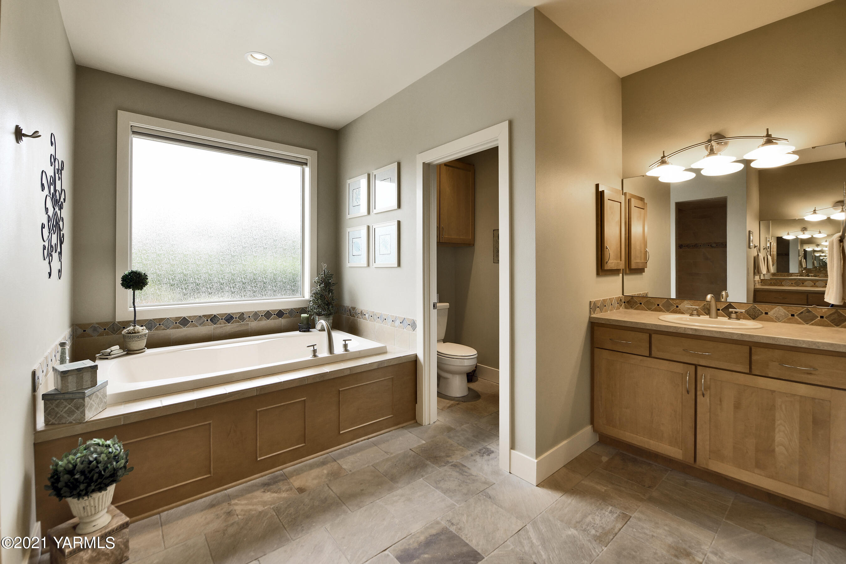 478 Pomona Heights Road Yakima, WA 98901 - Photo 22 of 60 a spacious bathroom with a tub sink and mirror