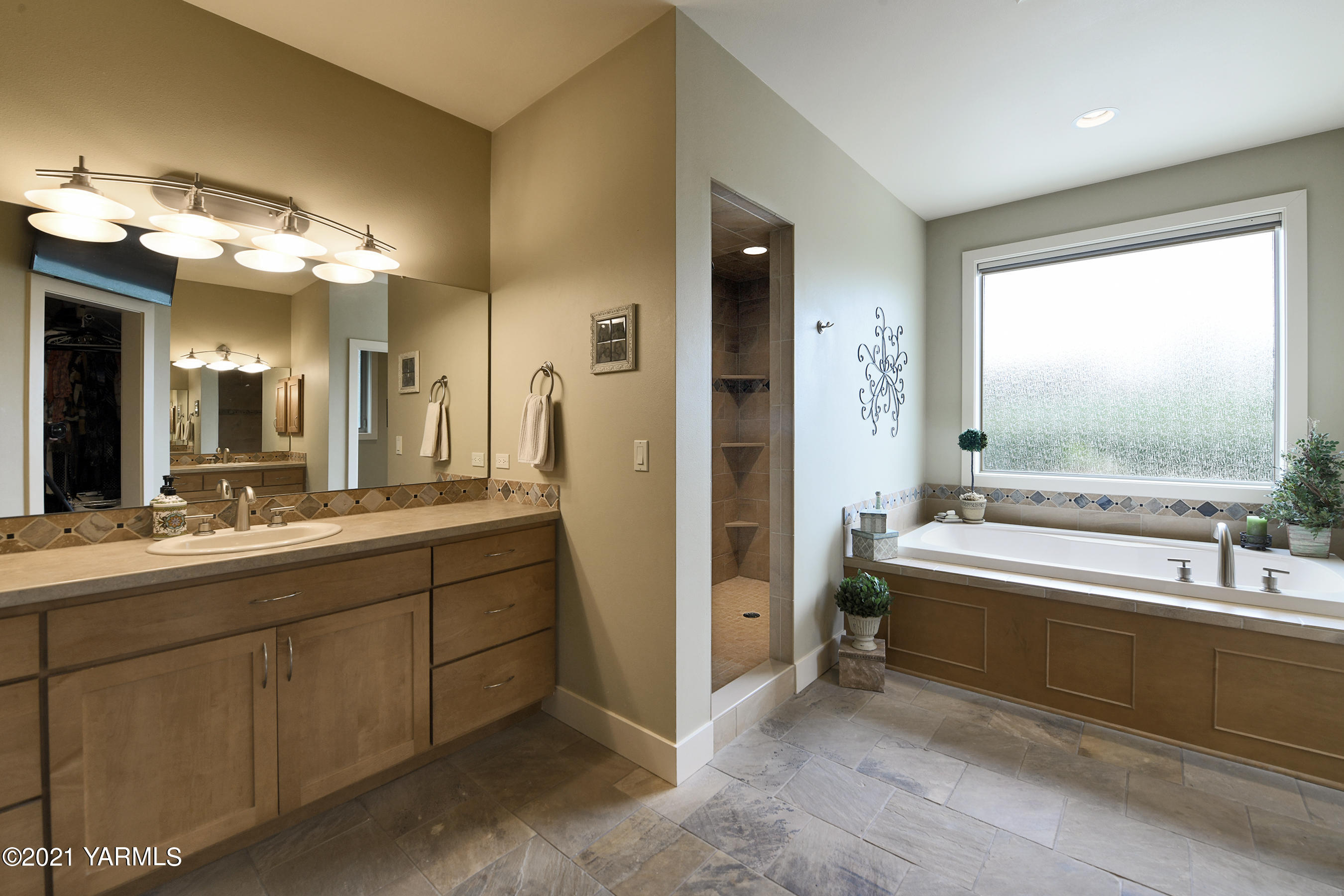 478 Pomona Heights Road Yakima, WA 98901 - Photo 23 of 60 a bathroom with a tub sink shower and mirror