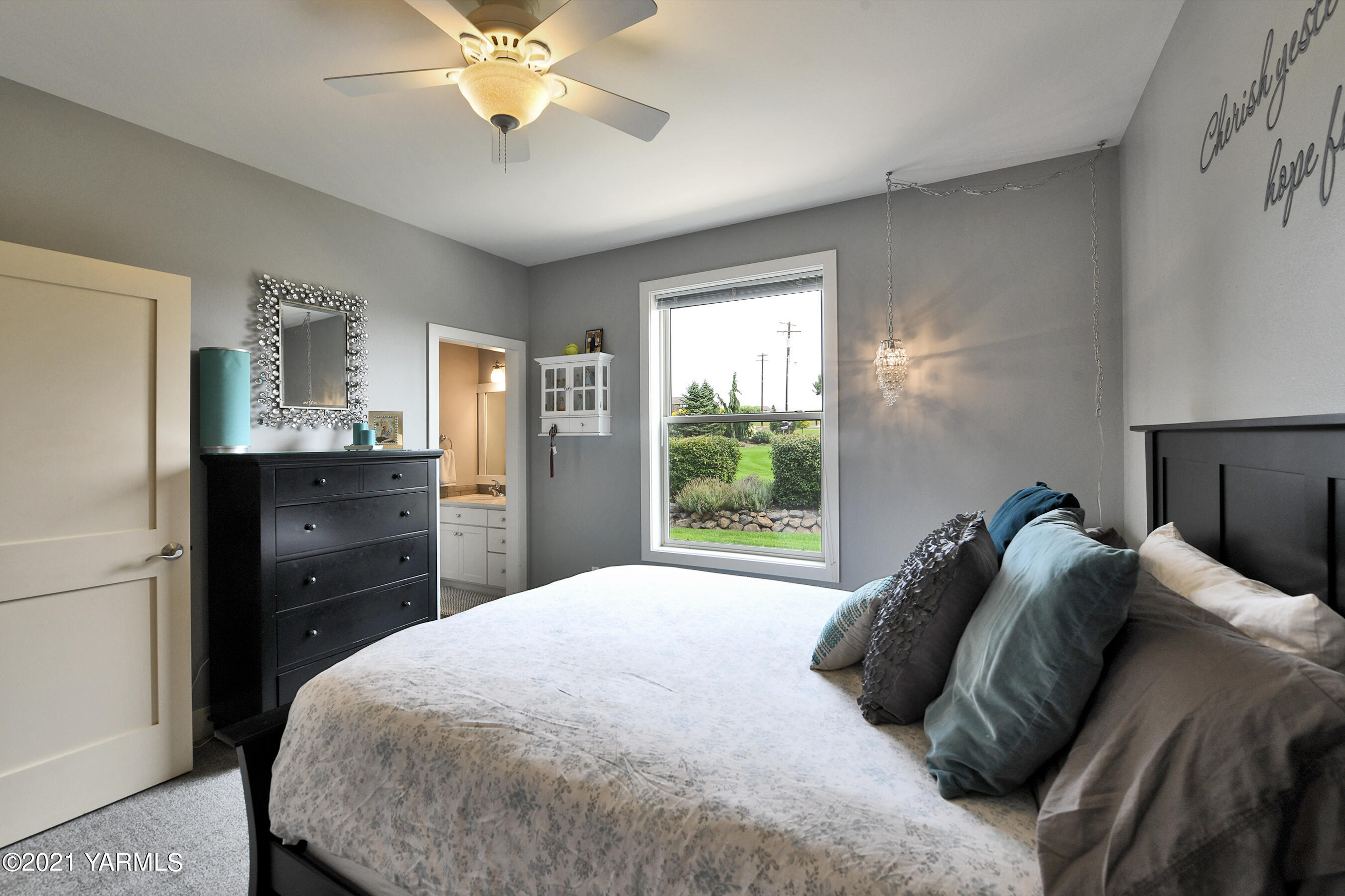 478 Pomona Heights Road Yakima, WA 98901 - Photo 28 of 60 a bedroom with a bed and a chandelier