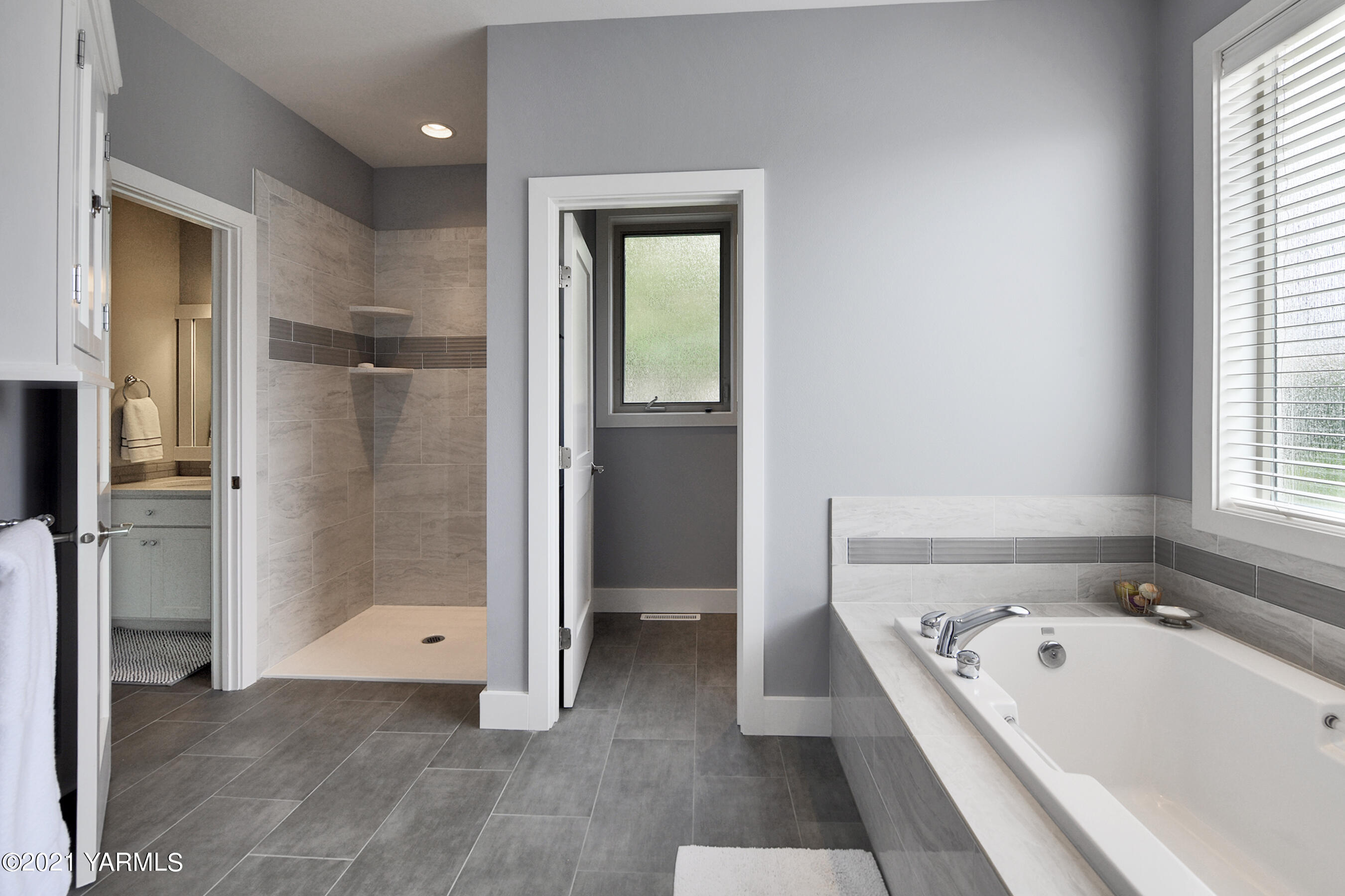 478 Pomona Heights Road Yakima, WA 98901 - Photo 29 of 60 a bathroom with a bathtub and a shower