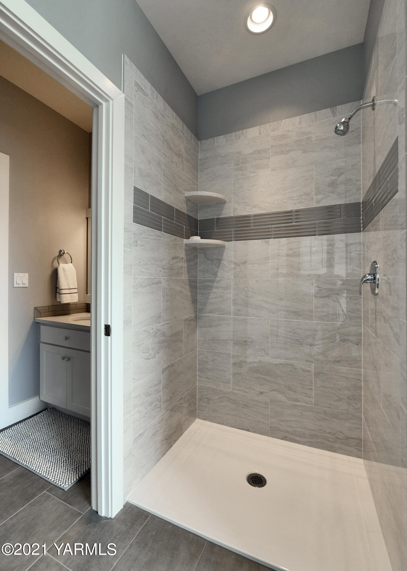 478 Pomona Heights Road Yakima, WA 98901 - Photo 31 of 60 a bathroom with a shower and a sink