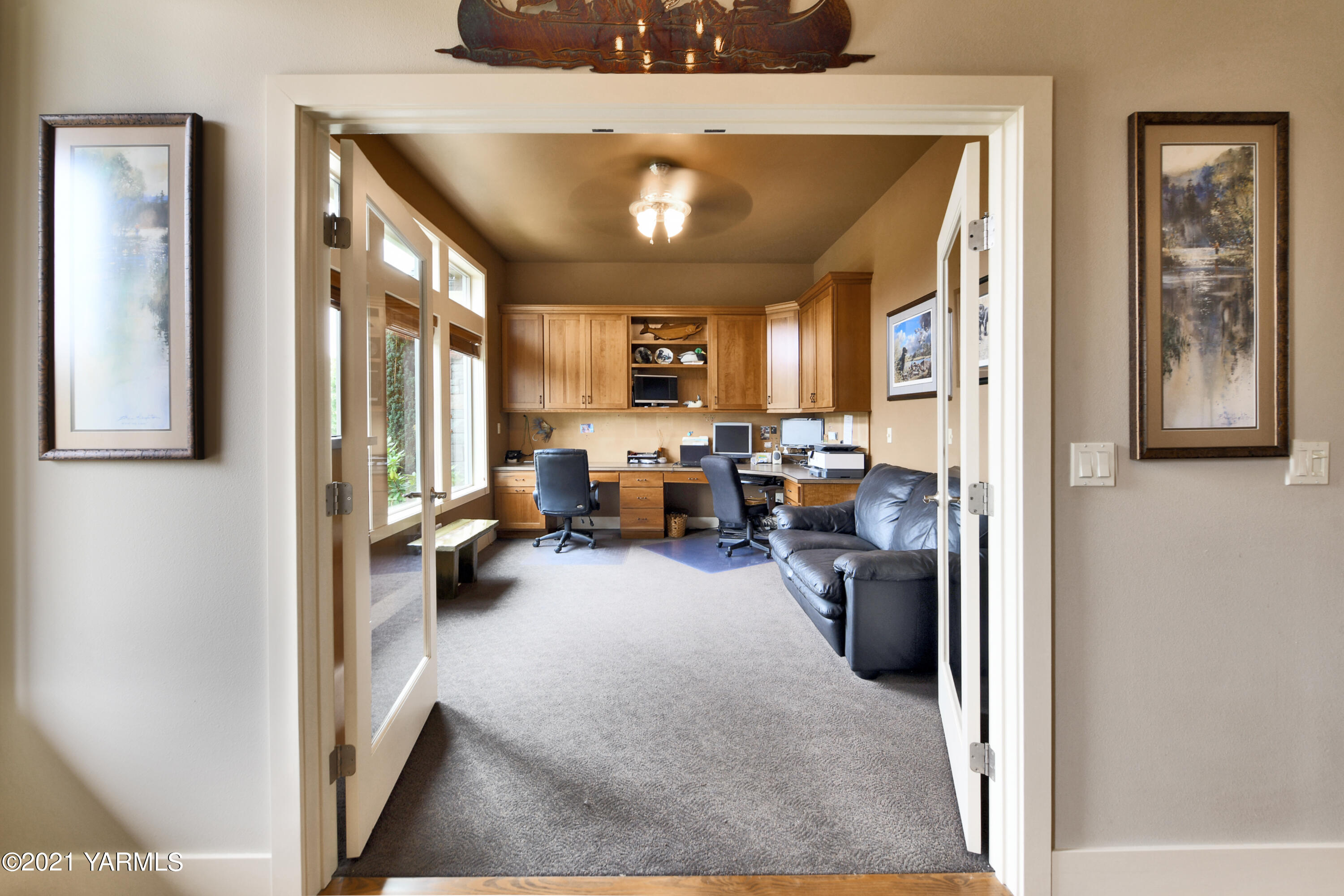 478 Pomona Heights Road Yakima, WA 98901 - Photo 32 of 60 a view of a living room