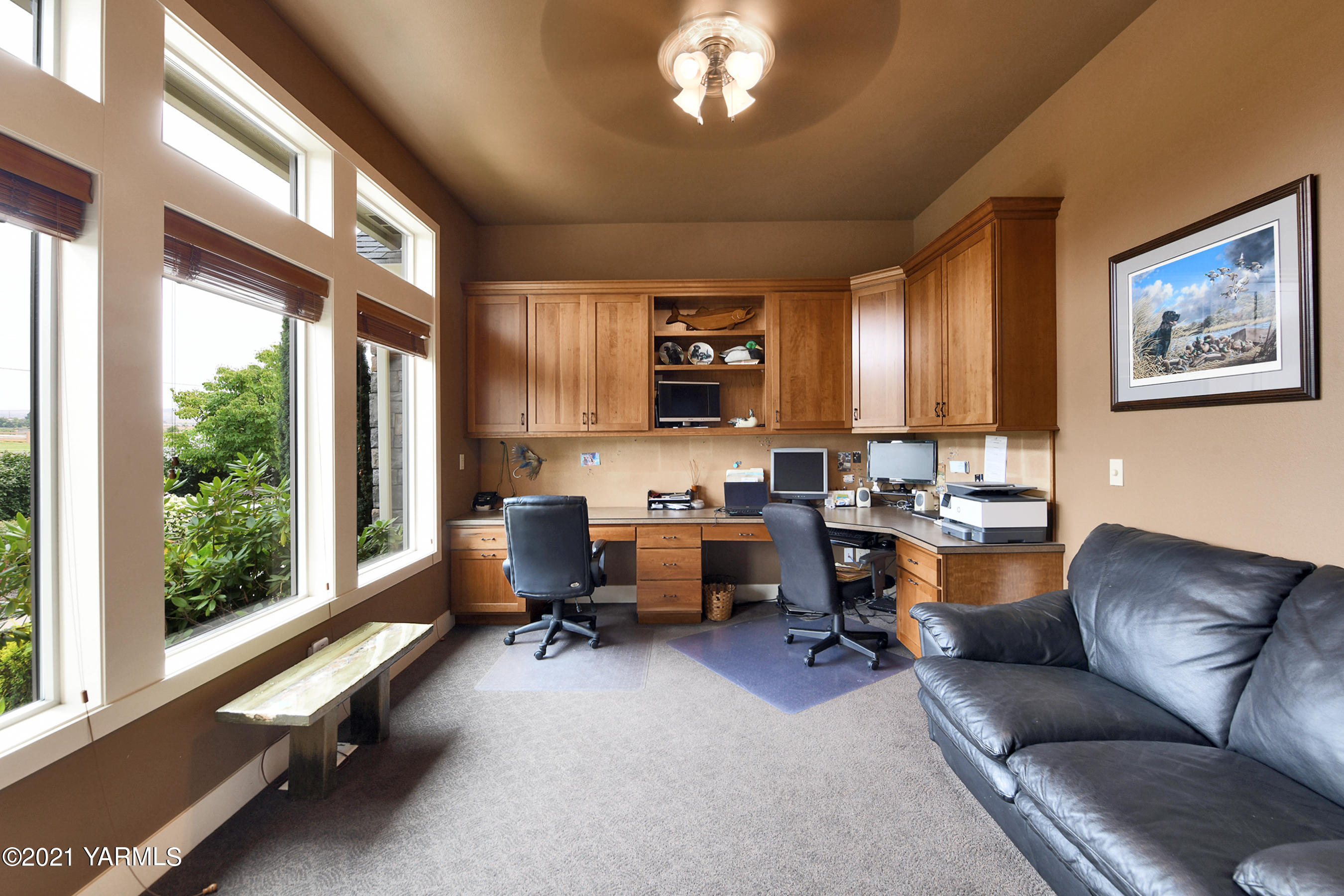 478 Pomona Heights Road Yakima, WA 98901 - Photo 33 of 60 a living room with furniture gym equipment and a large window