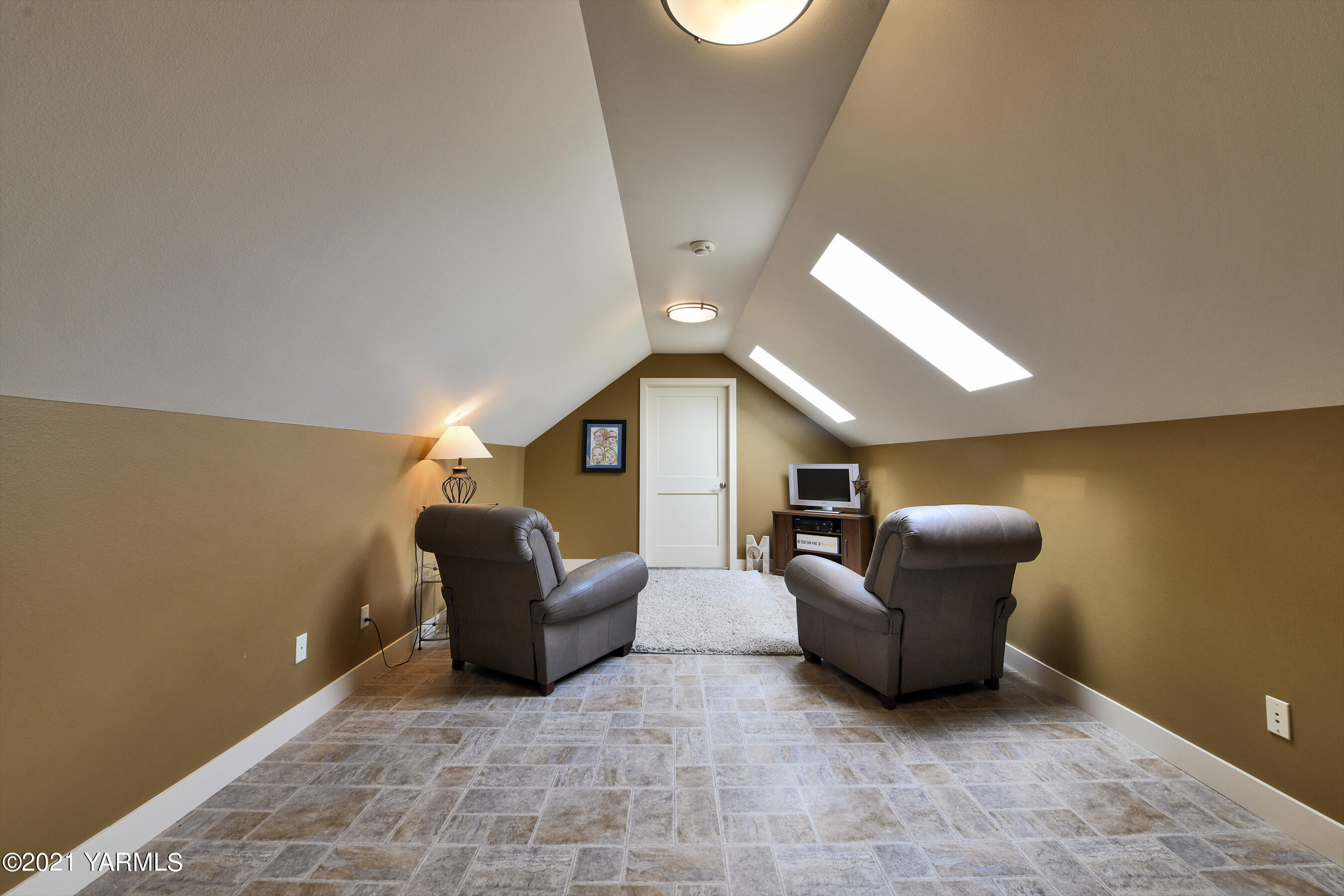 478 Pomona Heights Road Yakima, WA 98901 - Photo 35 of 60 a living room with furniture and a piano