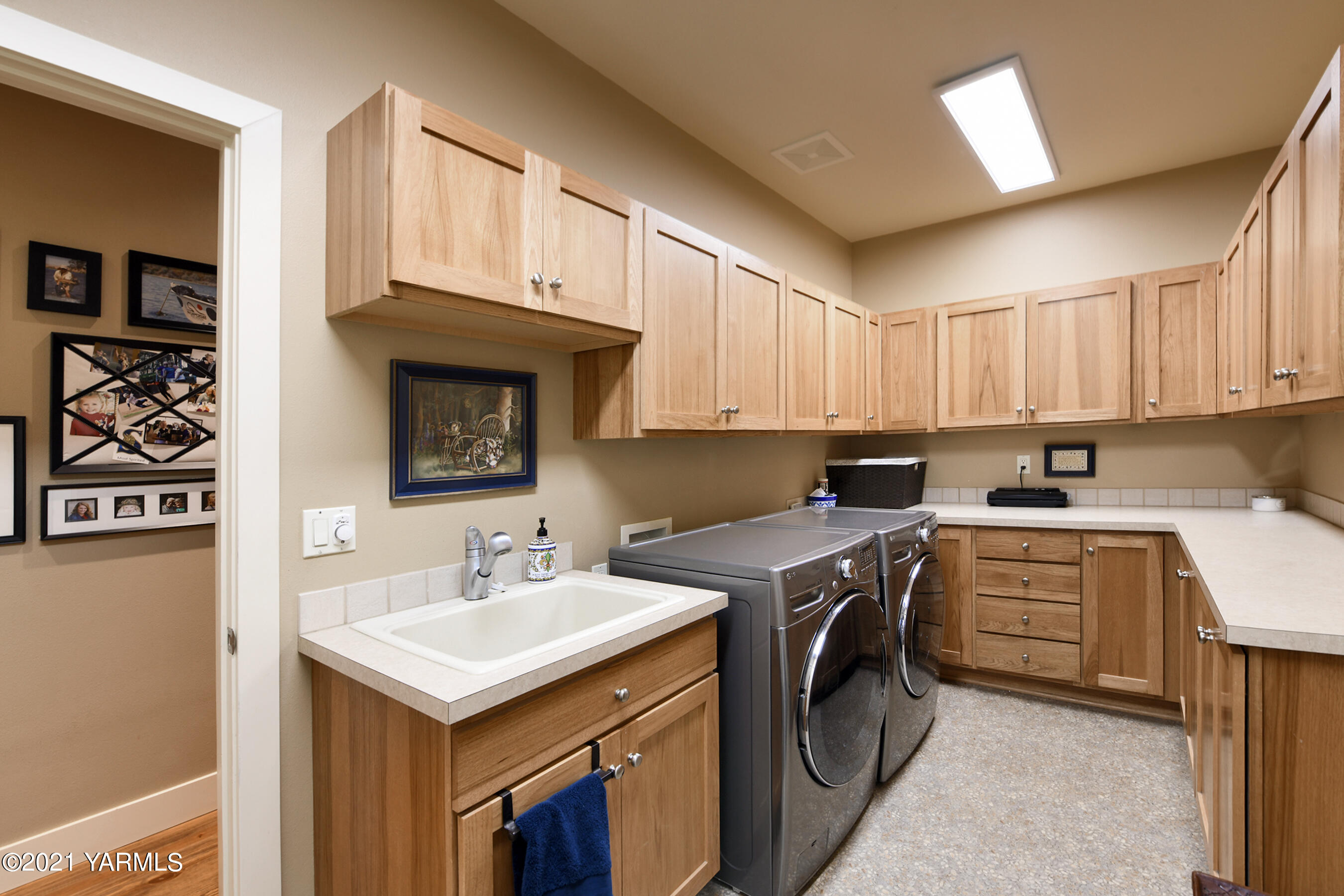 478 Pomona Heights Road Yakima, WA 98901 - Photo 36 of 60 a utility room with sink dryer and washer