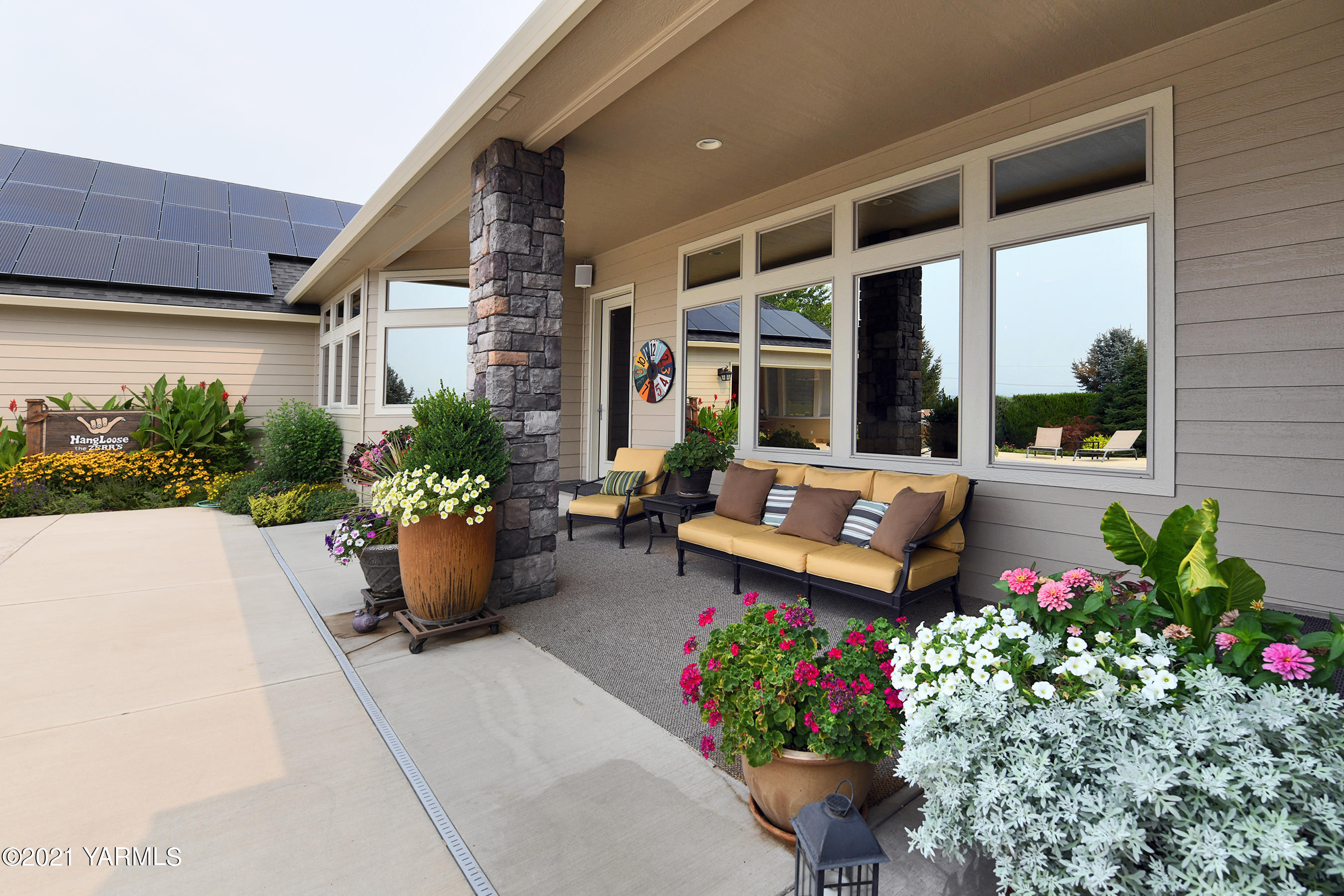 478 Pomona Heights Road Yakima, WA 98901 - Photo 37 of 60 a view of a patio with couches and potted plants