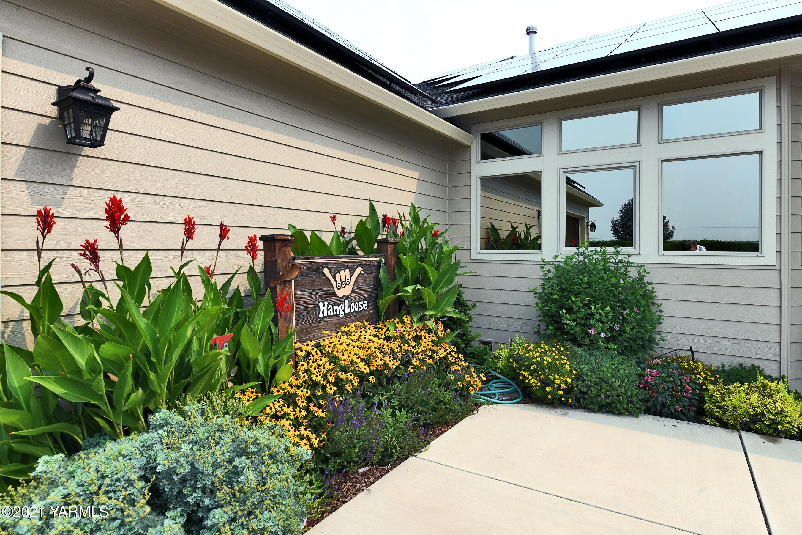 478 Pomona Heights Road Yakima, WA 98901 - Photo 38 of 60 a potted plant sitting in front of a house