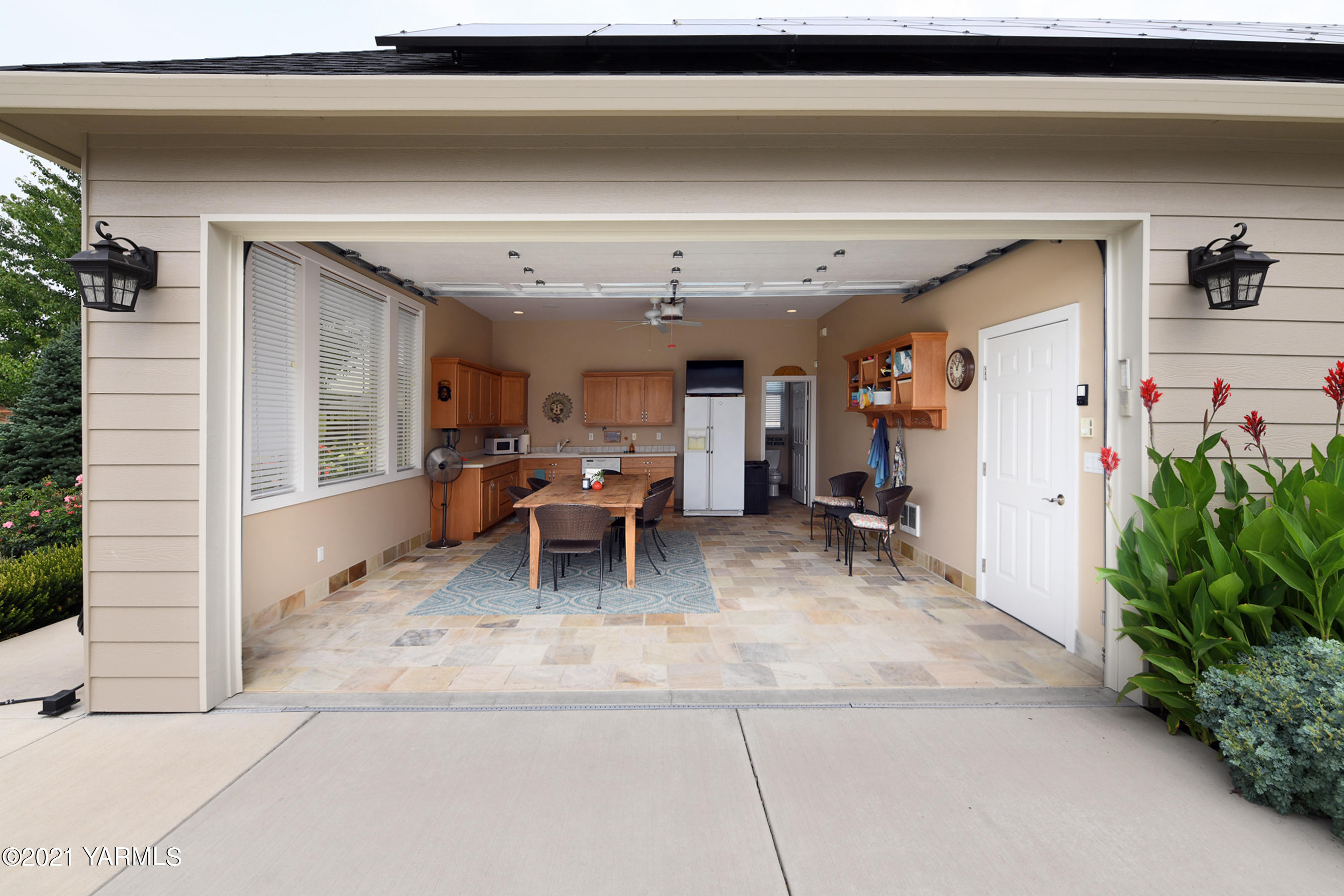 478 Pomona Heights Road Yakima, WA 98901 - Photo 40 of 60 a living room with furniture and a potted plant