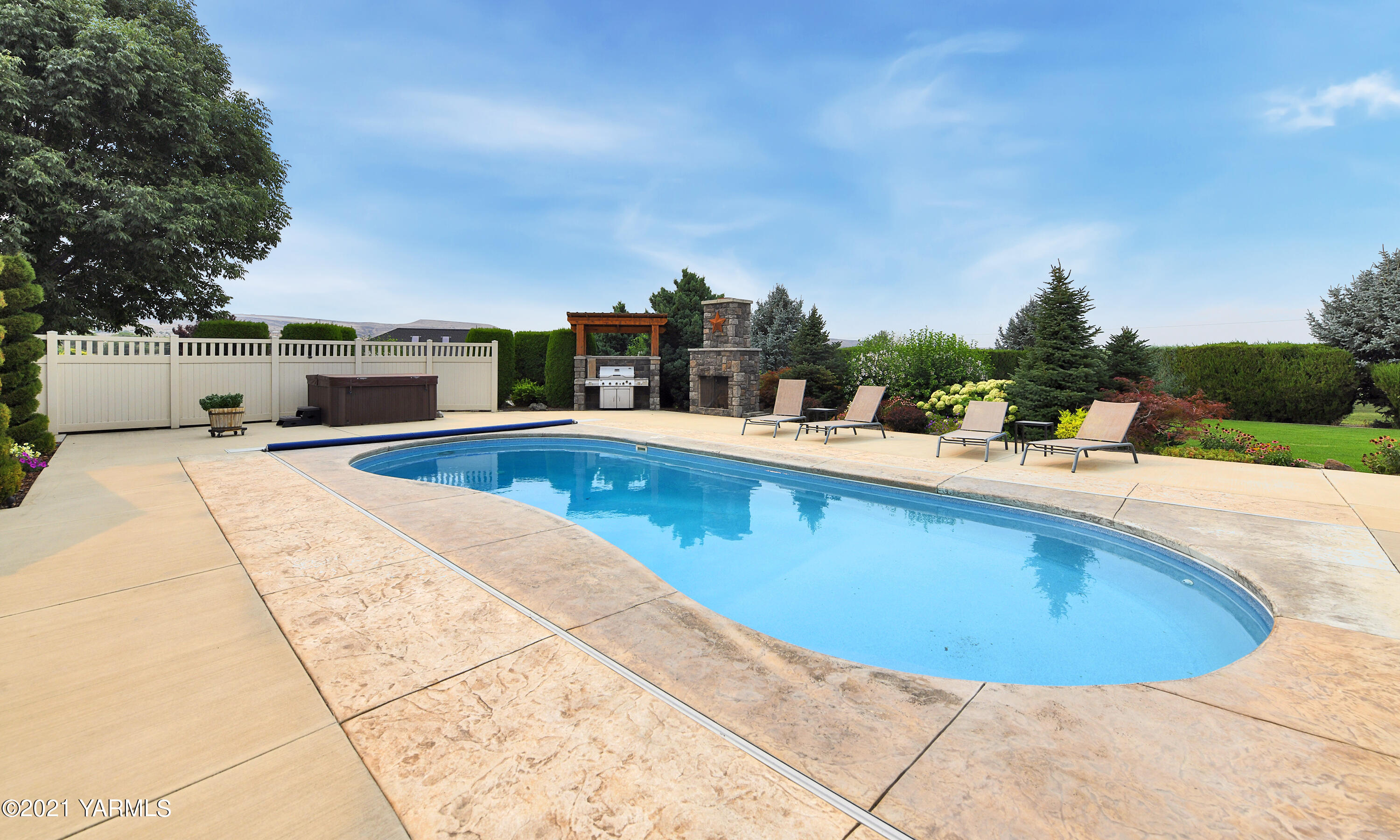 478 Pomona Heights Road Yakima, WA 98901 - Photo 4 of 60 a swimming pool with outdoor seating and yard