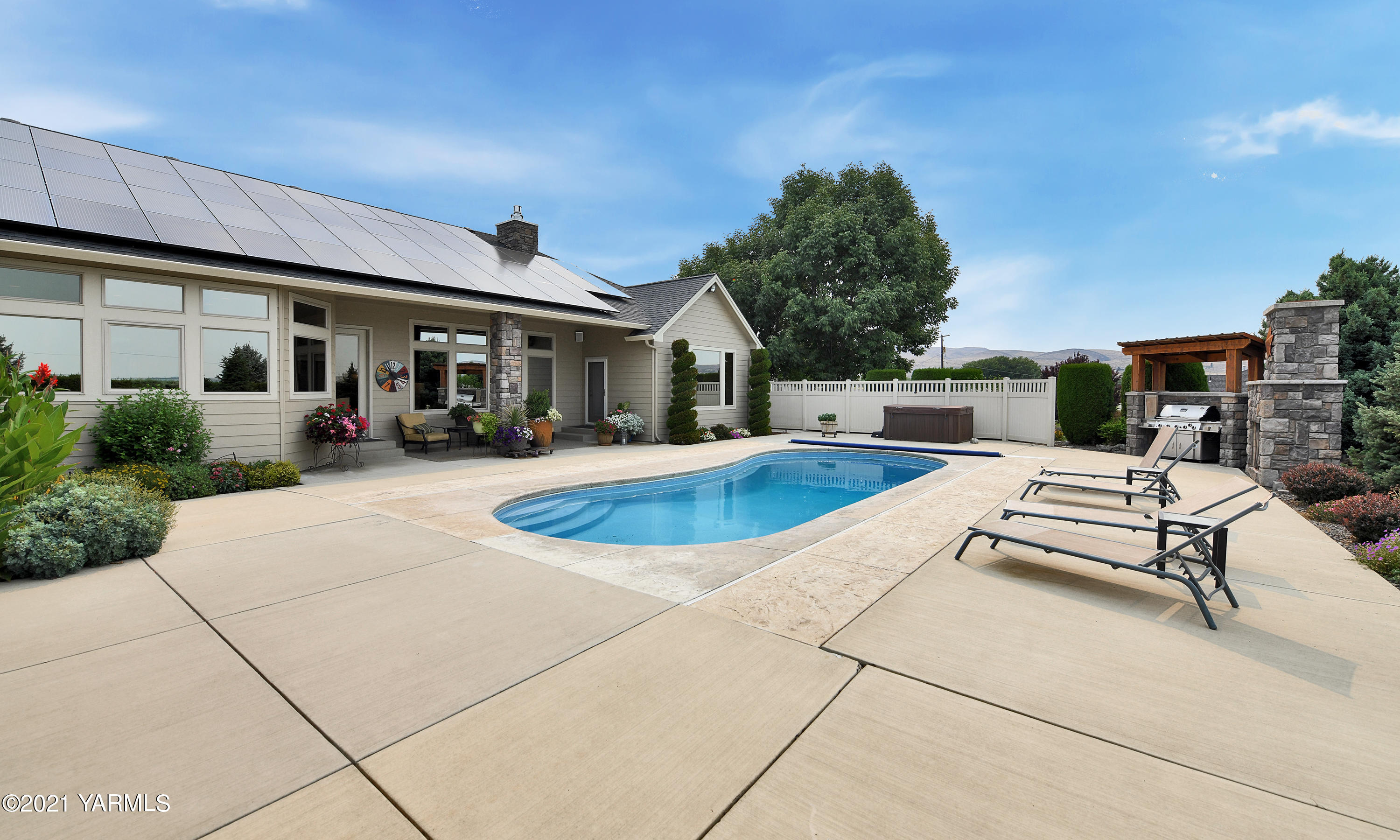 478 Pomona Heights Road Yakima, WA 98901 - Photo 42 of 60 a view of a house with swimming pool and sitting area