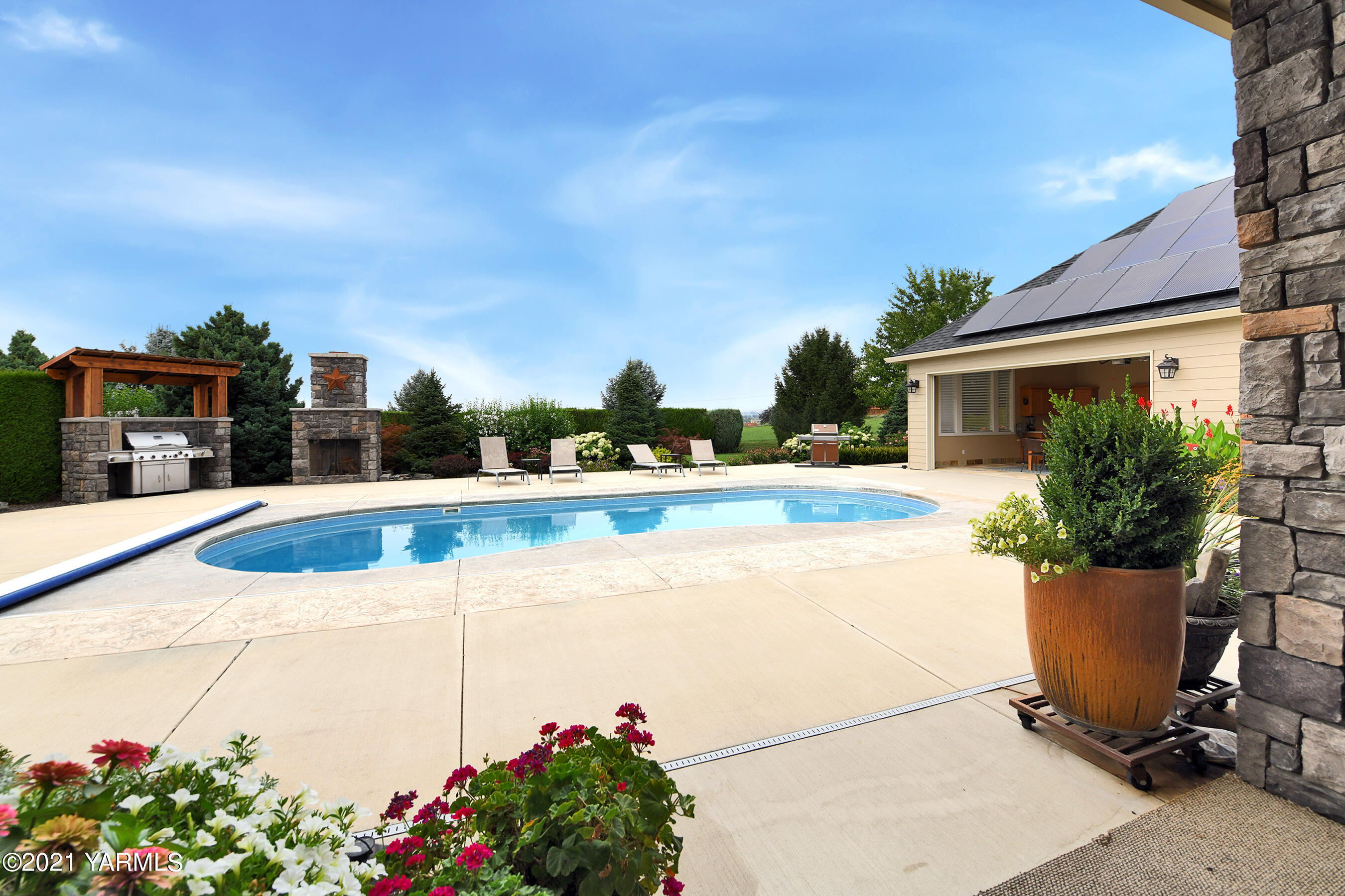 478 Pomona Heights Road Yakima, WA 98901 - Photo 43 of 60 a view of swimming pool with outdoor seating and plants