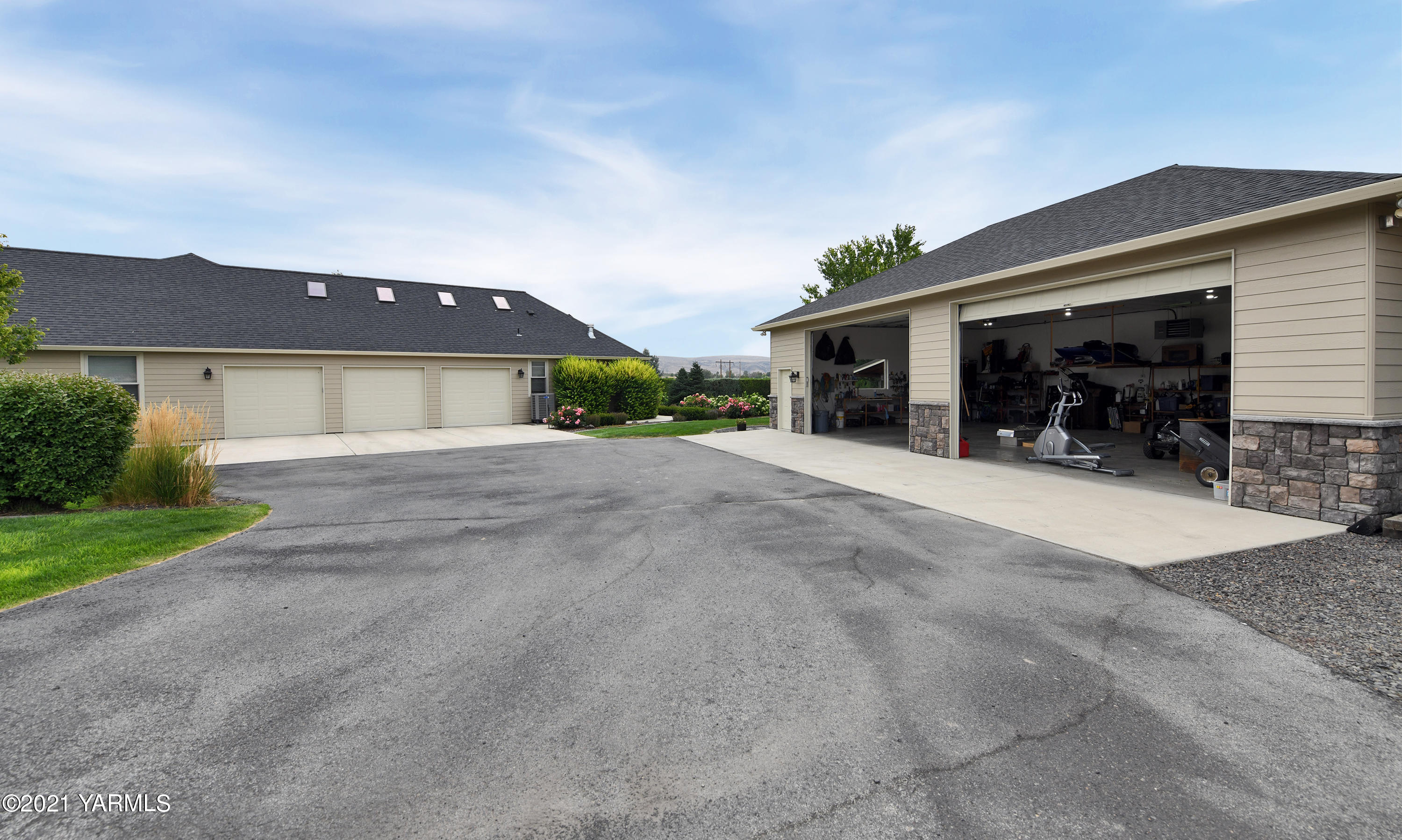 478 Pomona Heights Road Yakima, WA 98901 - Photo 44 of 60 a front view of a house with a yard and garage
