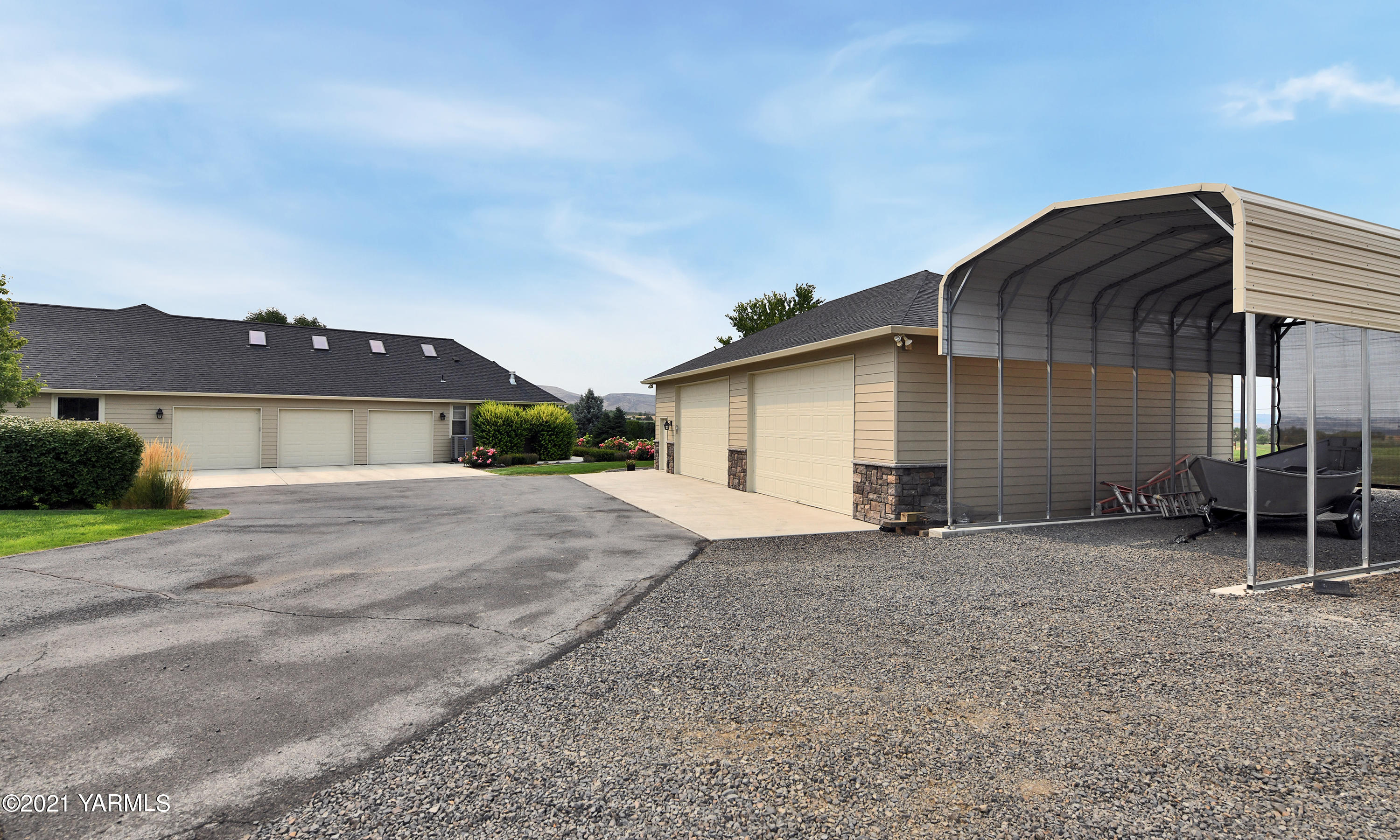 478 Pomona Heights Road Yakima, WA 98901 - Photo 48 of 60 a front view of a house with a yard and garage
