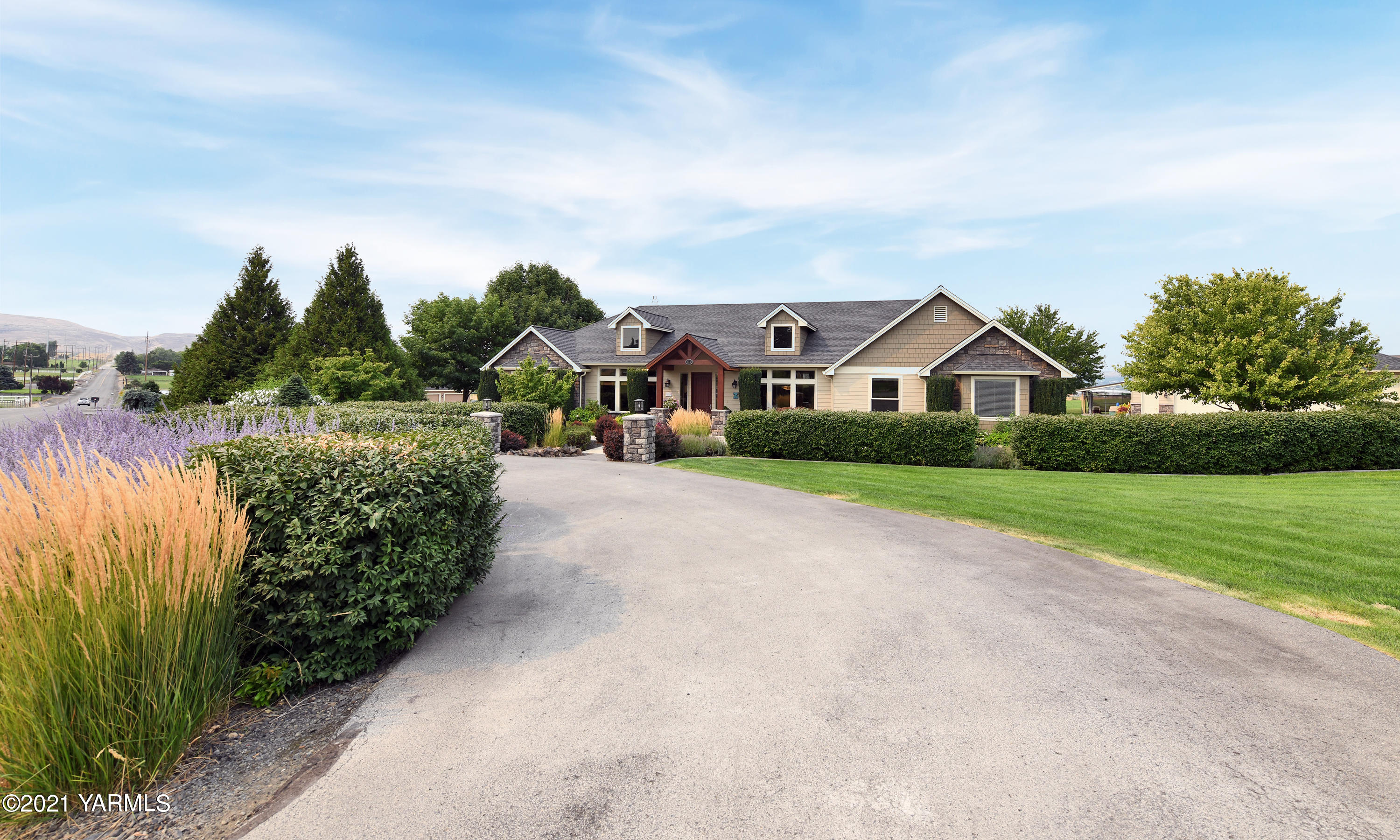 478 Pomona Heights Road Yakima, WA 98901 - Photo 49 of 60 a front view of a house with a yard