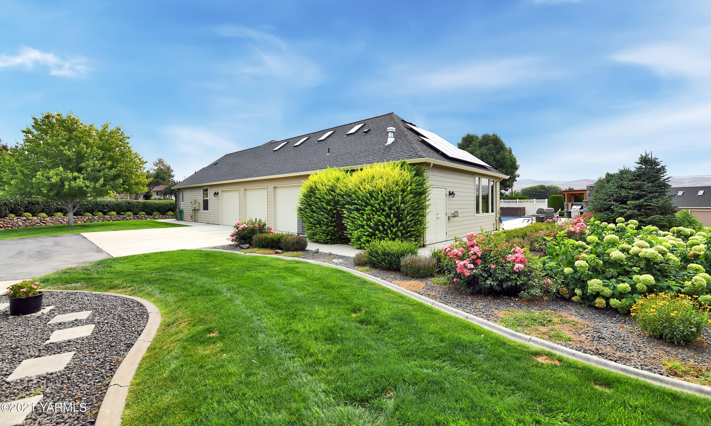 478 Pomona Heights Road Yakima, WA 98901 - Photo 50 of 60 a front view of a house with a garden