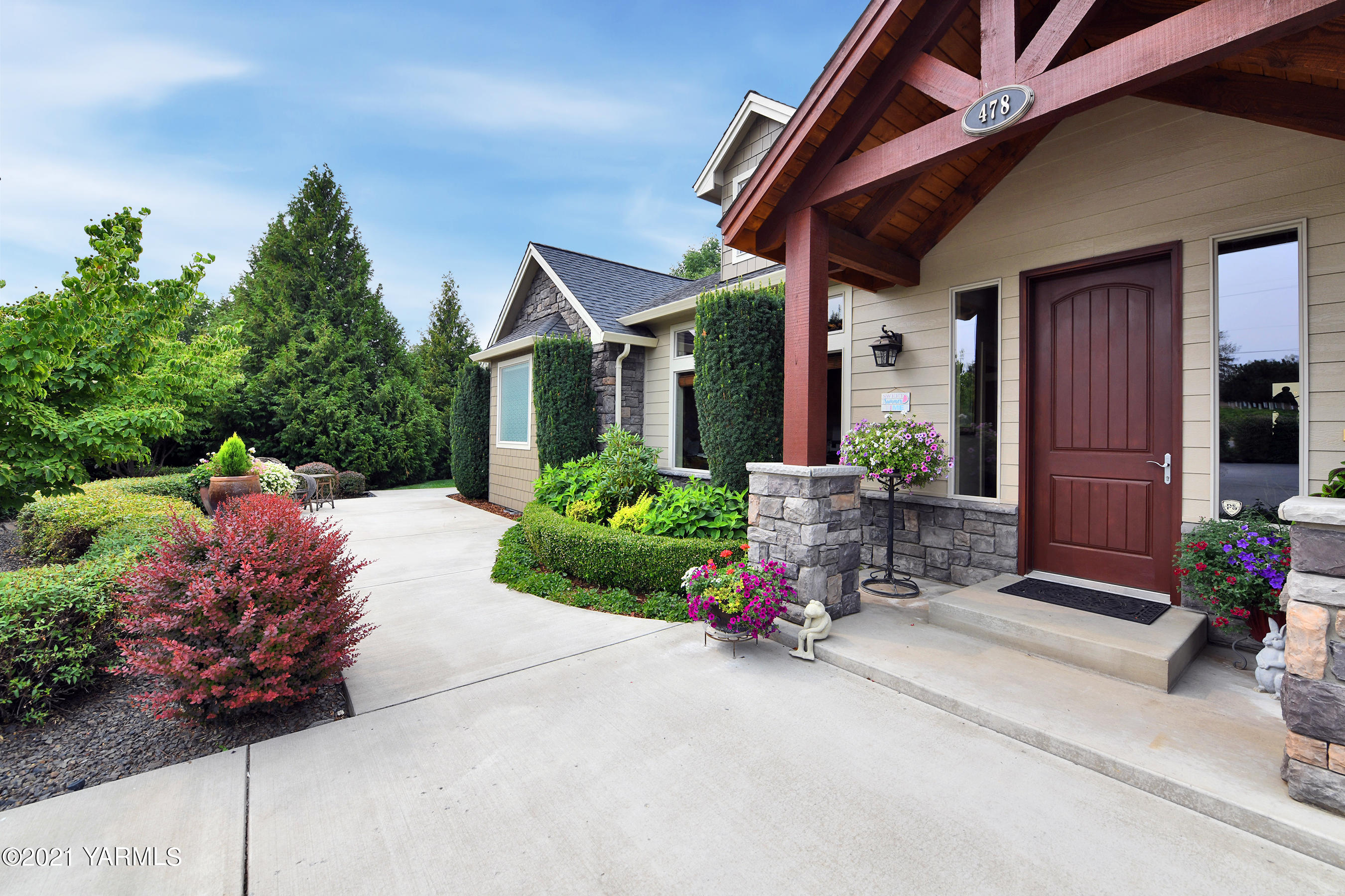 478 Pomona Heights Road Yakima, WA 98901 - Photo 52 of 60 a front view of a house with a yard