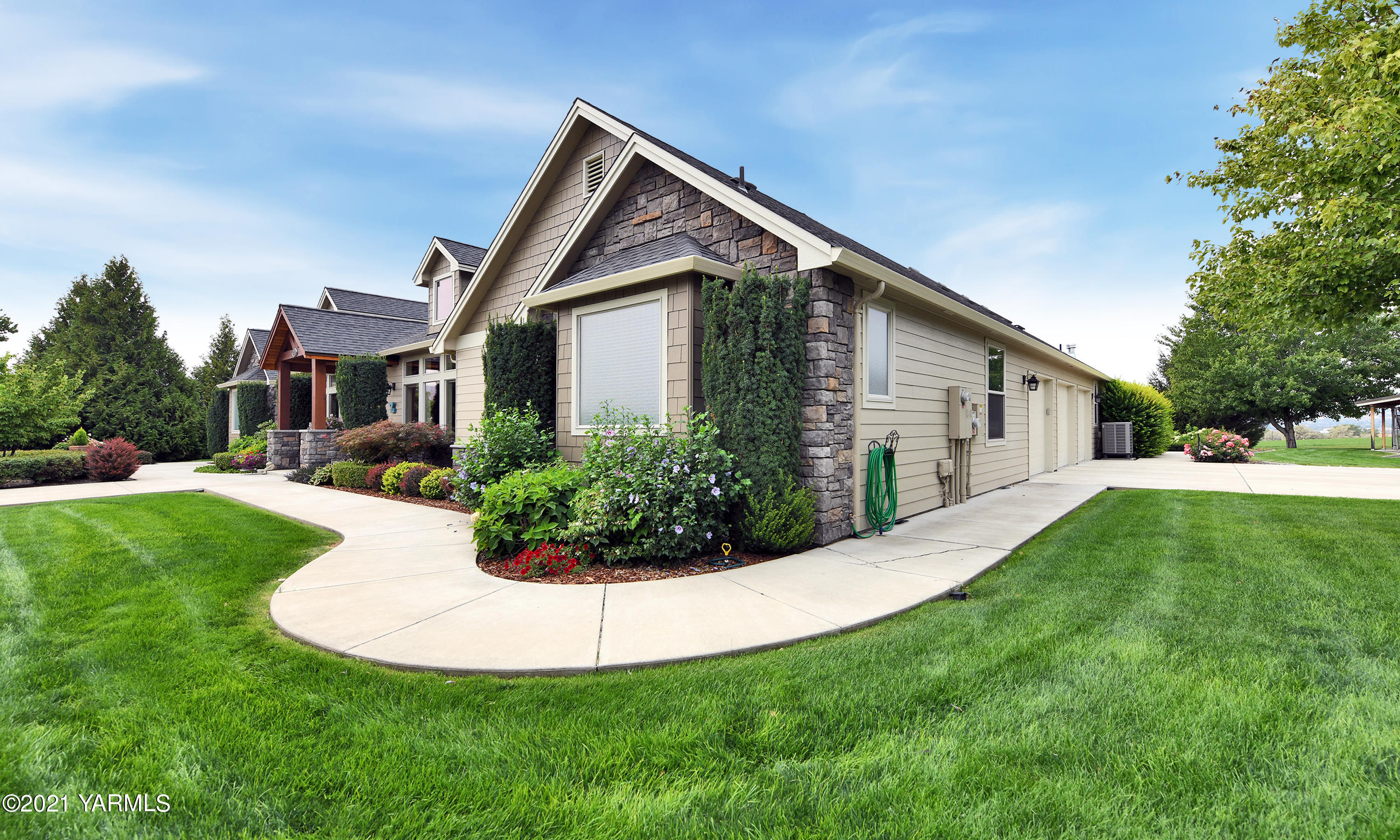478 Pomona Heights Road Yakima, WA 98901 - Photo 53 of 60 a front view of house with a yard and green space