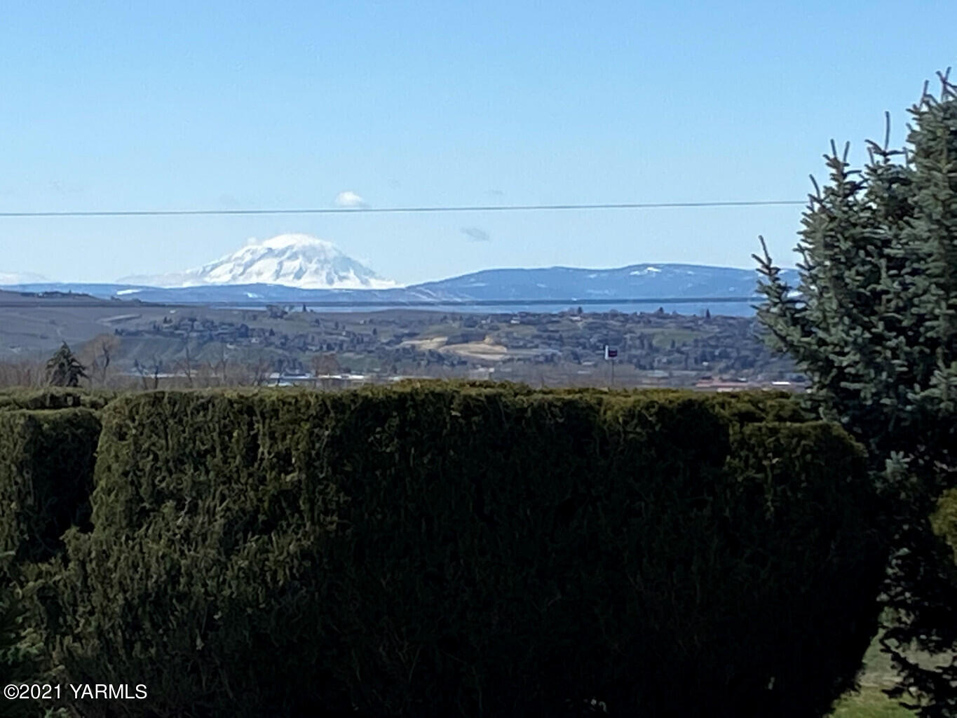 478 Pomona Heights Road Yakima, WA 98901 - Photo 56 of 60 a view of a lake with a mountain in the background