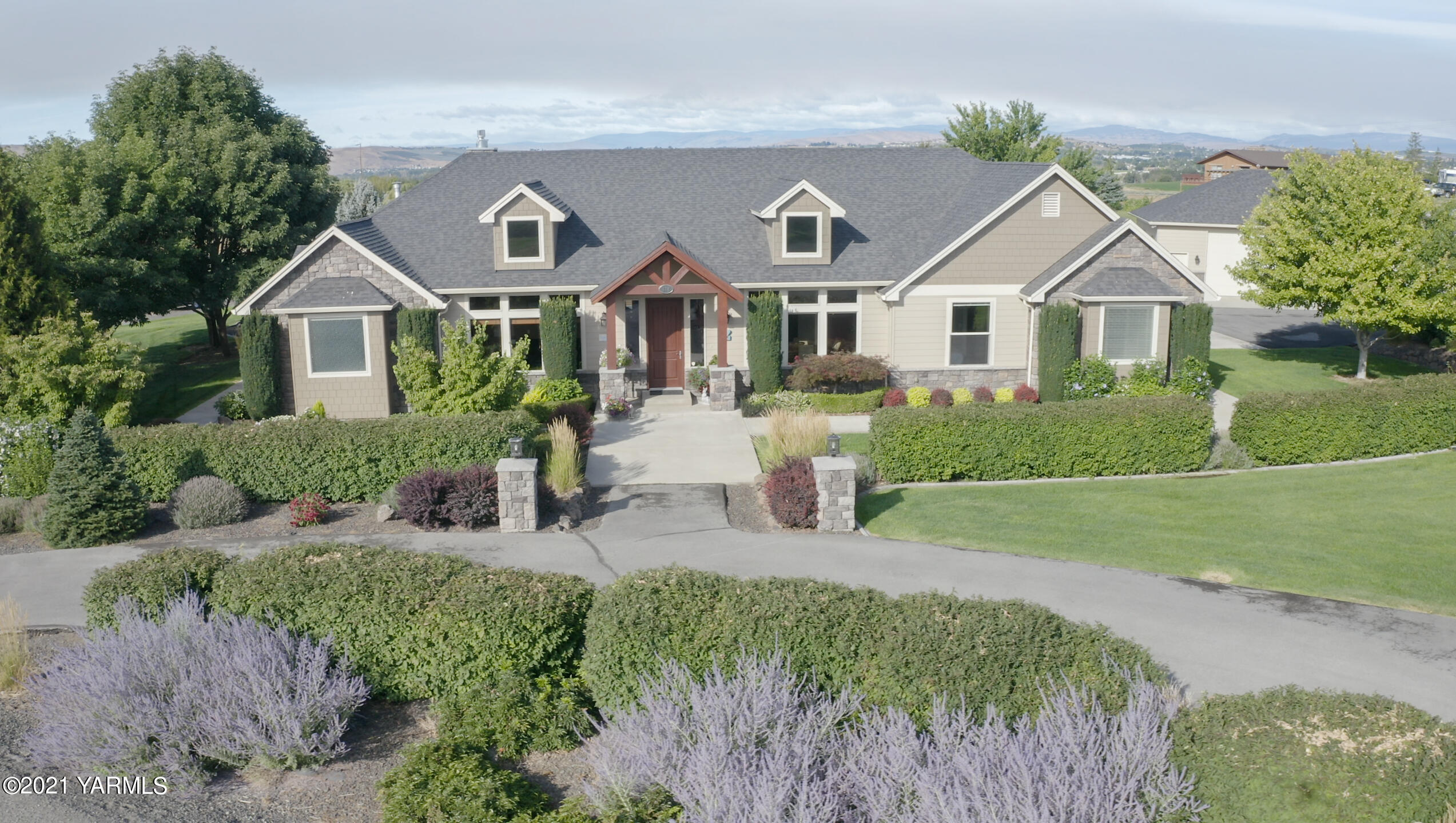 478 Pomona Heights Road Yakima, WA 98901 - Photo 60 of 60 a front view of house with yard and green space