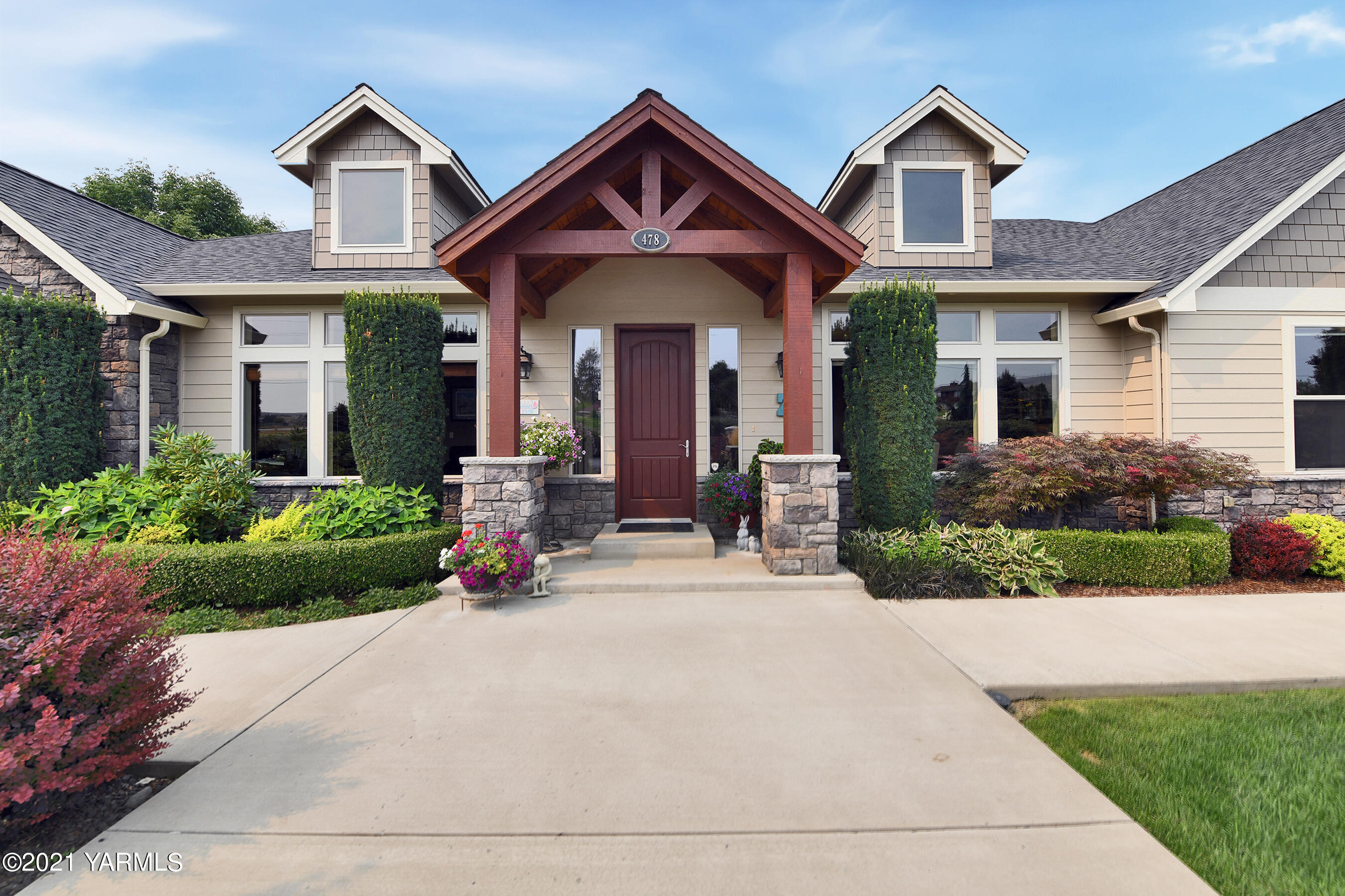 478 Pomona Heights Road Yakima, WA 98901 - Photo 6 of 60 a front view of a house with yard and green space