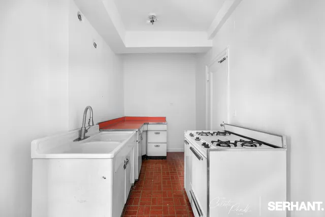 $599,000 | 179 East 79th Street, Unit 15D | Upper East Side