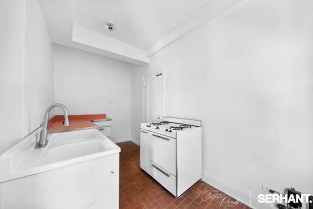 $599,000 | 179 East 79th Street, Unit 15D | Upper East Side
