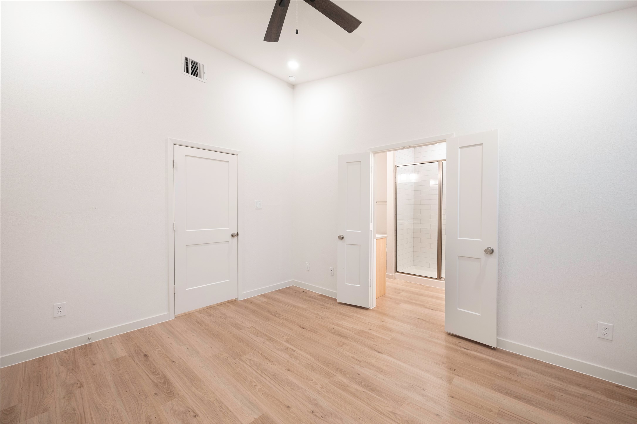 2517 Appian Way, Unit B Roman Forest, TX 77357 - Photo 17 of 31 an empty room with closet and a ceiling fan