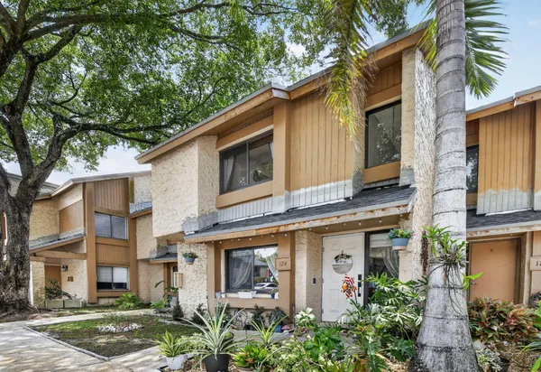 $285,000 | 124 Wimbledon Lakes Drive, Plantation, FL 33324