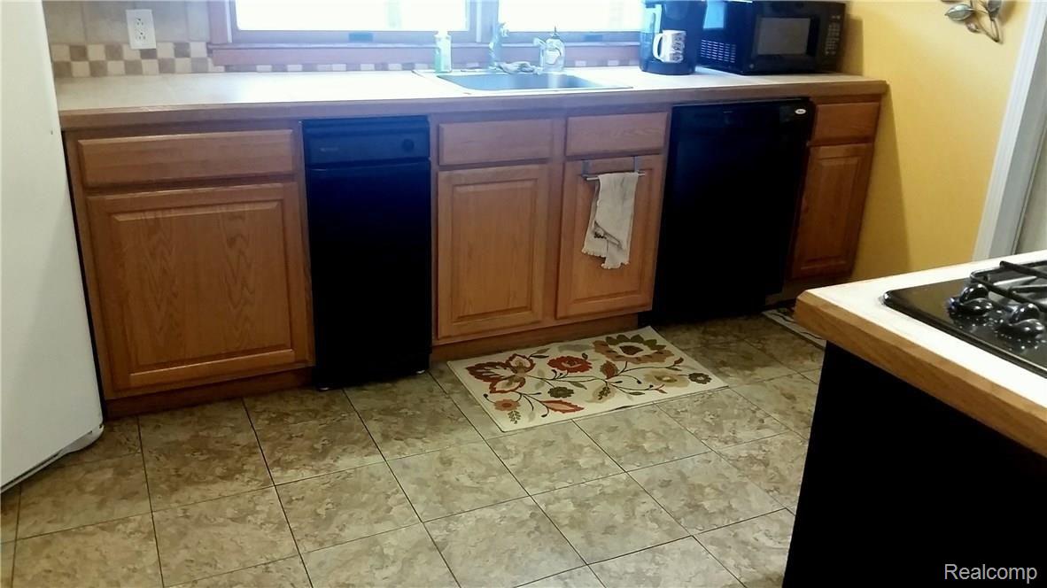 9290 Ruth Avenue Allen Park, MI 48101 - Photo 10 of 34 12. Kitchen cabinets and floor
