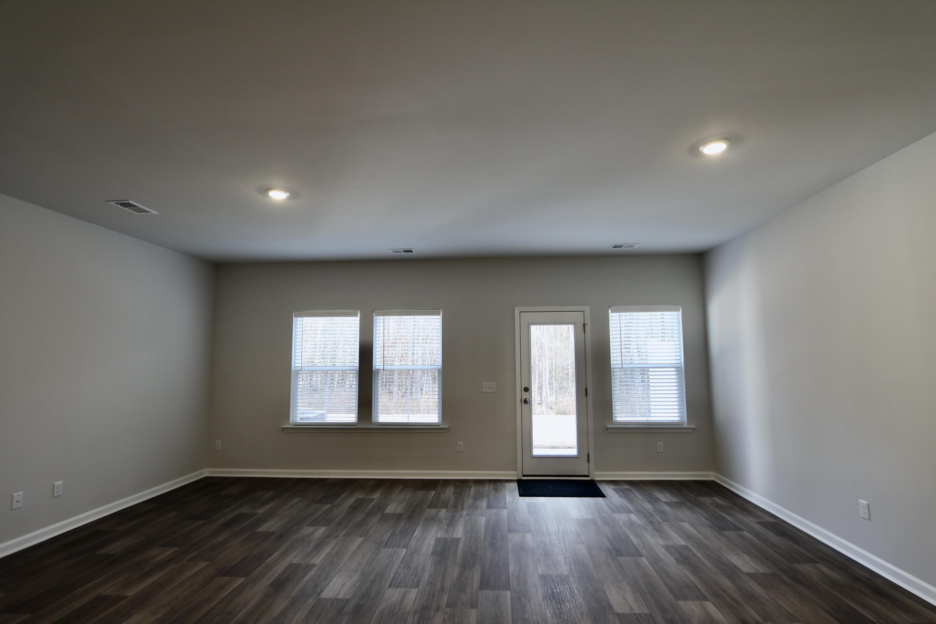 7924 Triggerfish Way North Charleston, SC 29420 - Photo 4 of 18 Living/Dining