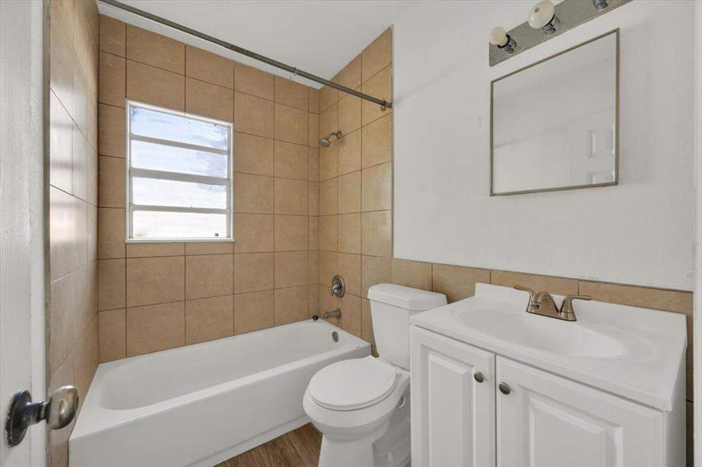 757-797 Roane Road Clermont, FL 34711 - Photo 15 of 17 a bathroom with a sink a toilet and a bathtub